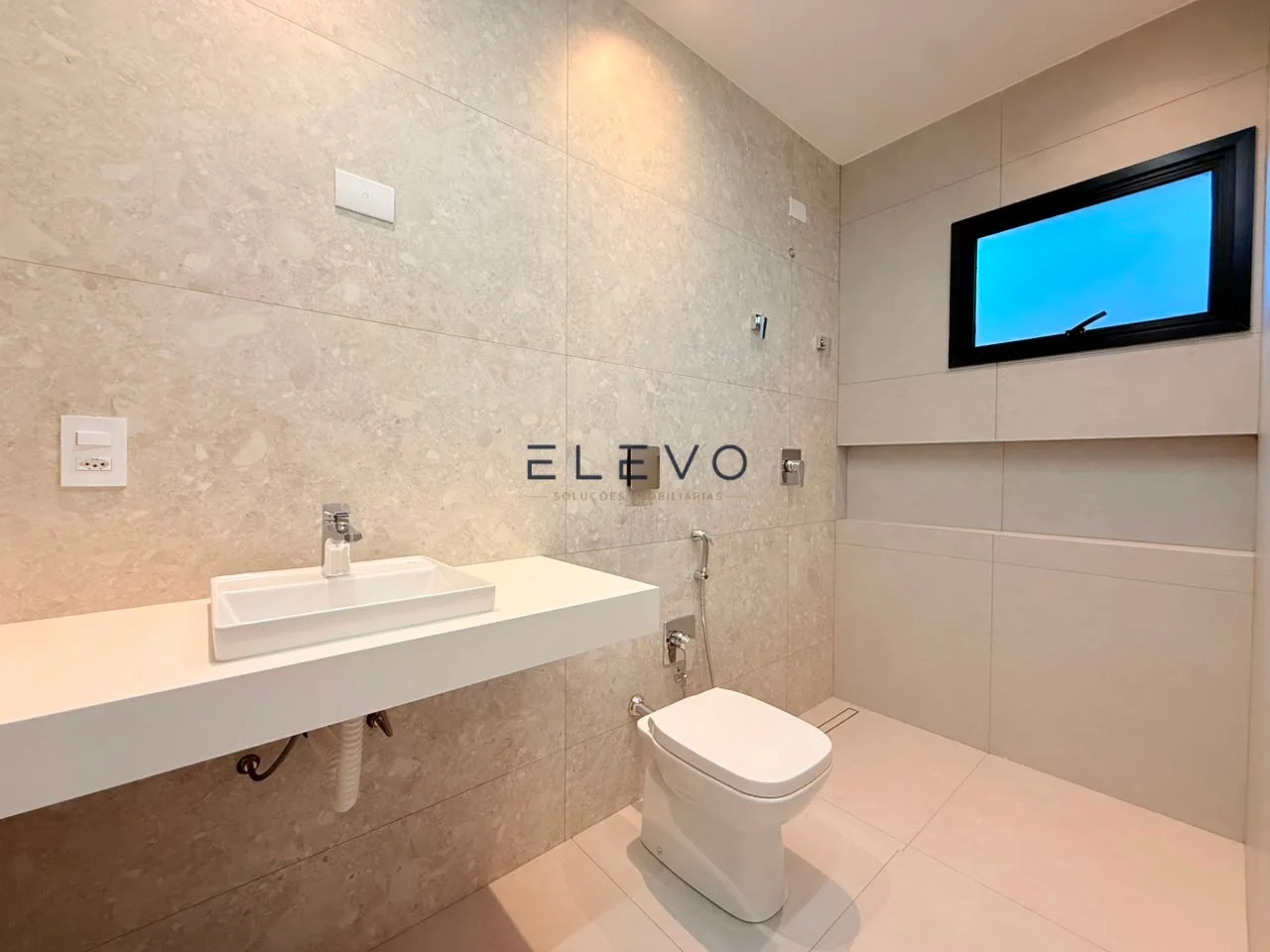Casa Térrea à Venda no Condomínio Ouro Verde | 3 Suítes, Piscina e 237 m² em Sarandi-PR