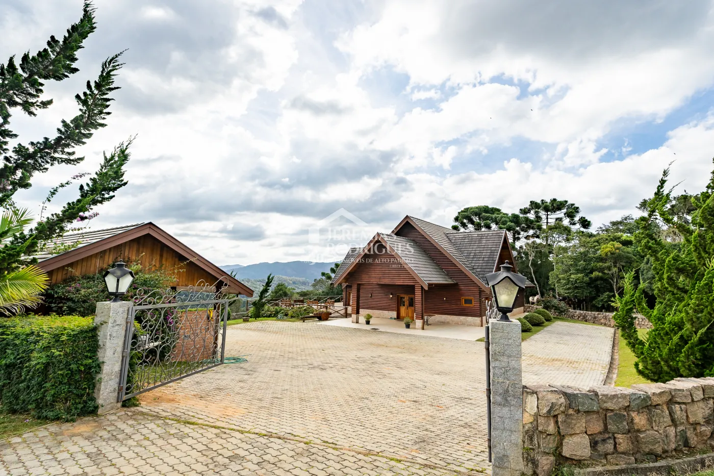 Fazenda com 2.904.000 m² - Sapucaí-Mirim - MG