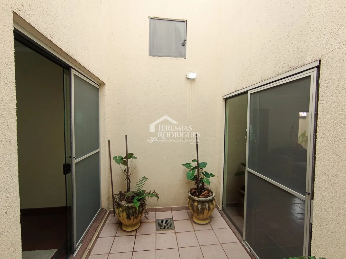 Casa para venda e locação com 3 suítes no bairro Parque das Flores em Taubaté/SP.