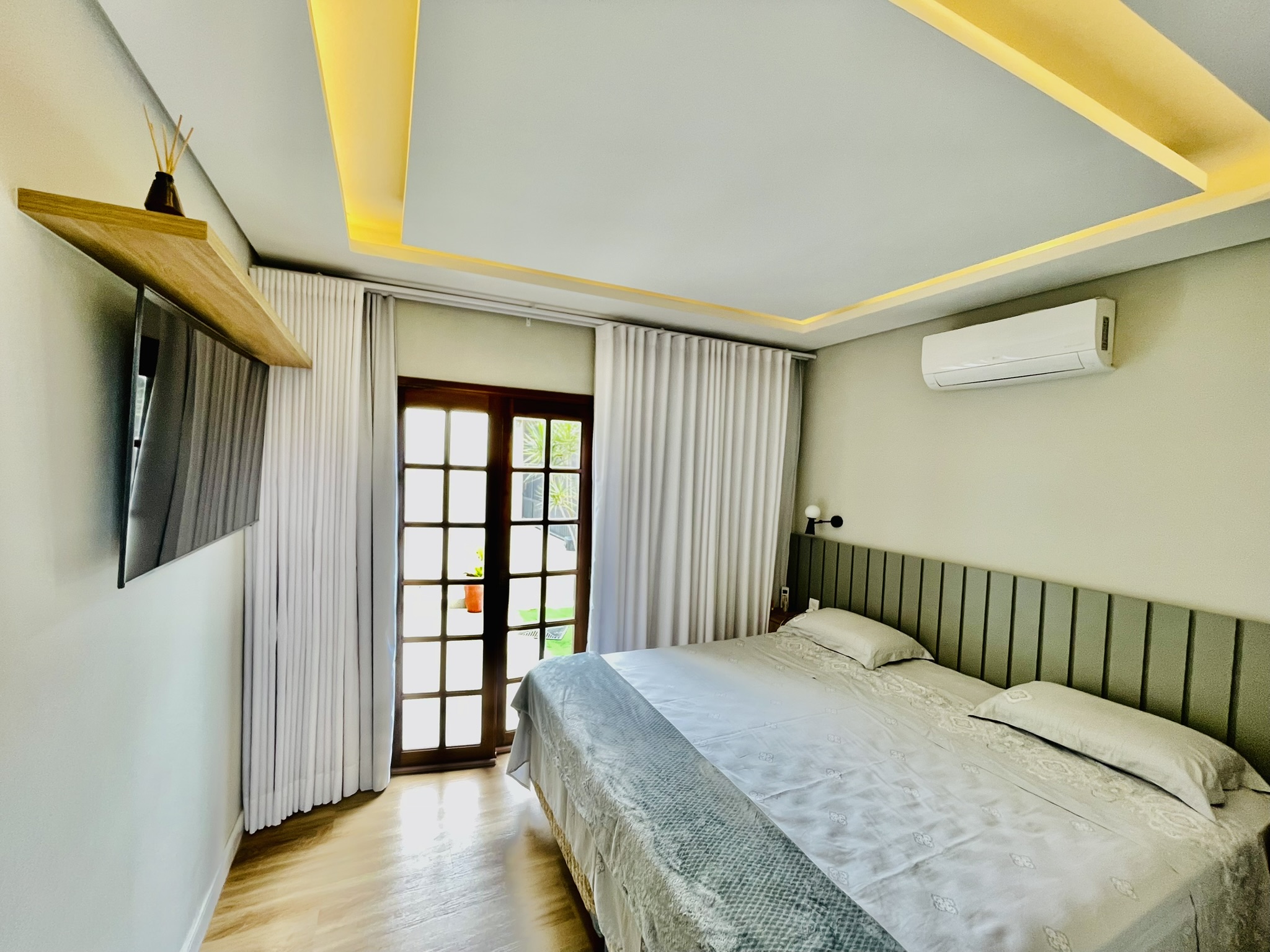 Casa à venda com 3 dormitórios no Condomínio Portal dos Ipês em Taubaté/SP.