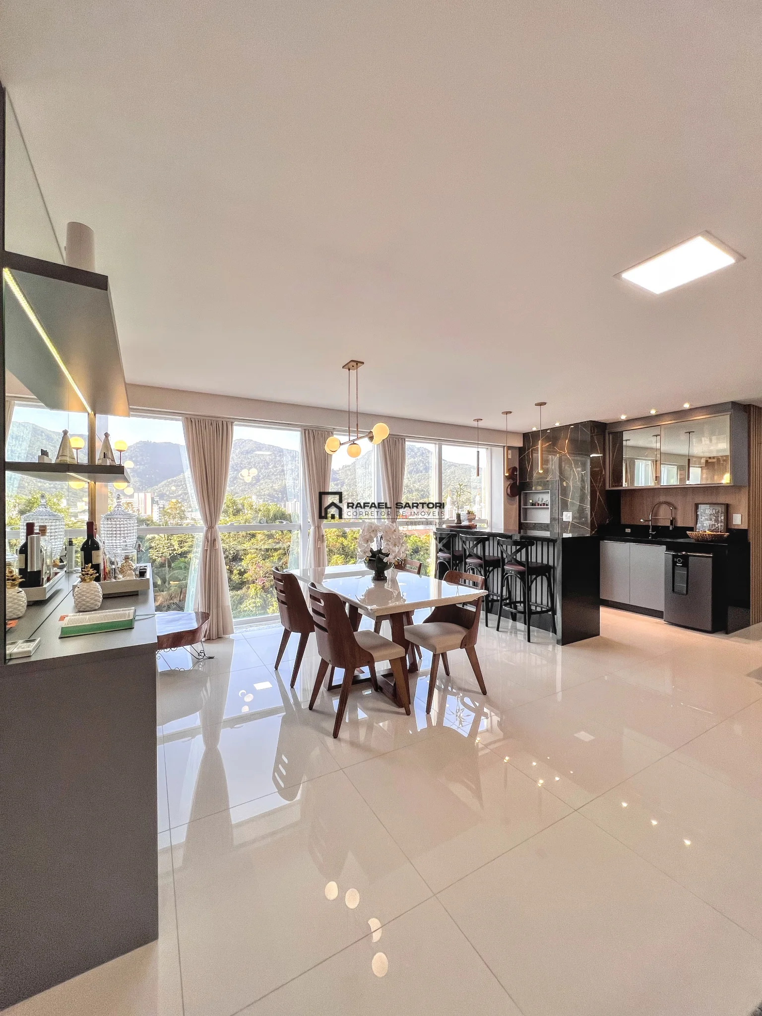 APARTAMENTO NO CENTRO COM 03 SUÍTES