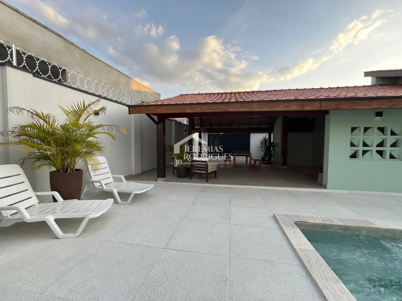 Casa à venda com 2 suítes no bairro Quiririm em Taubaté/SP.