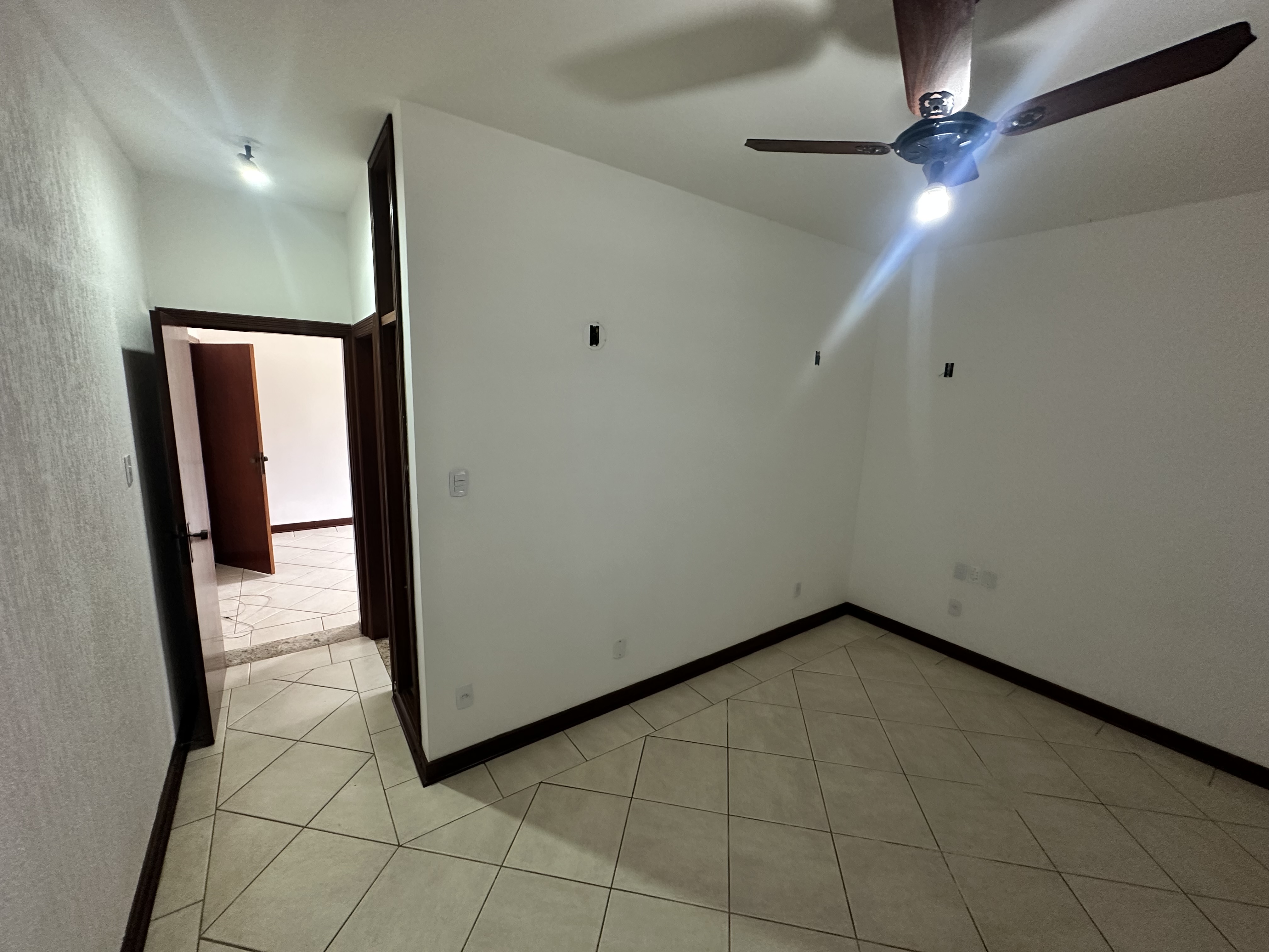 Casa para venda e locação com 6 dormitórios no Condomínio Village Paineiras em Pindamonhangaba/SP.