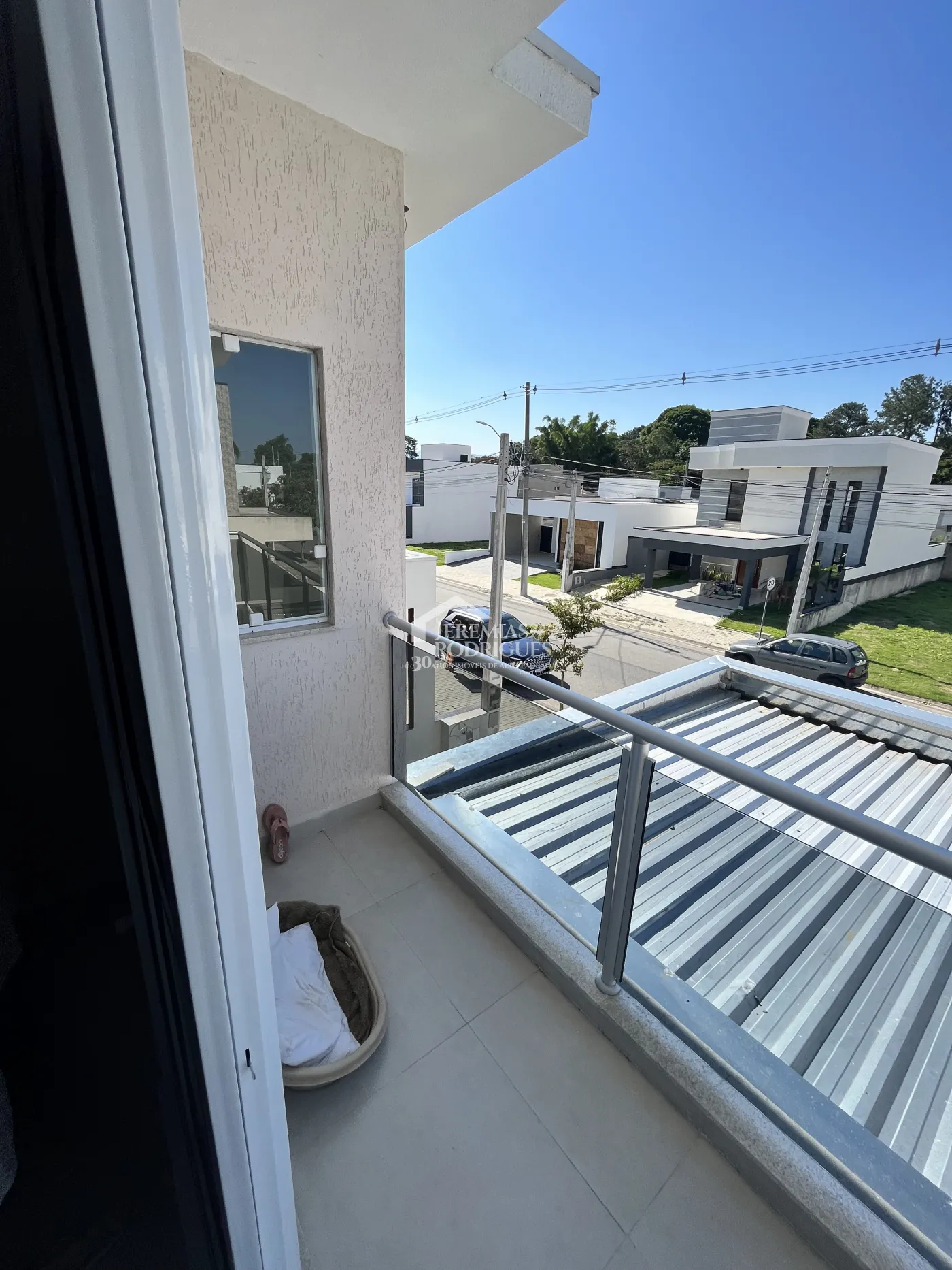 Casa assobradada à venda com 3 suítes no Condomínio Morada do Visconde em Tremembé /SP.