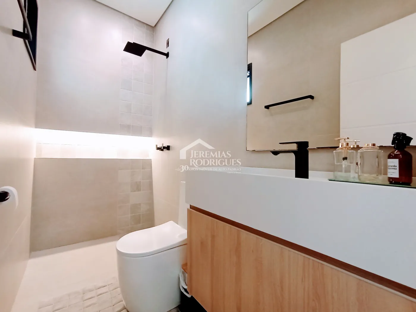 Casa à venda com 5 dormitórios no Condomínio Reserva dos Lagos em Pindamonhangaba/SP.