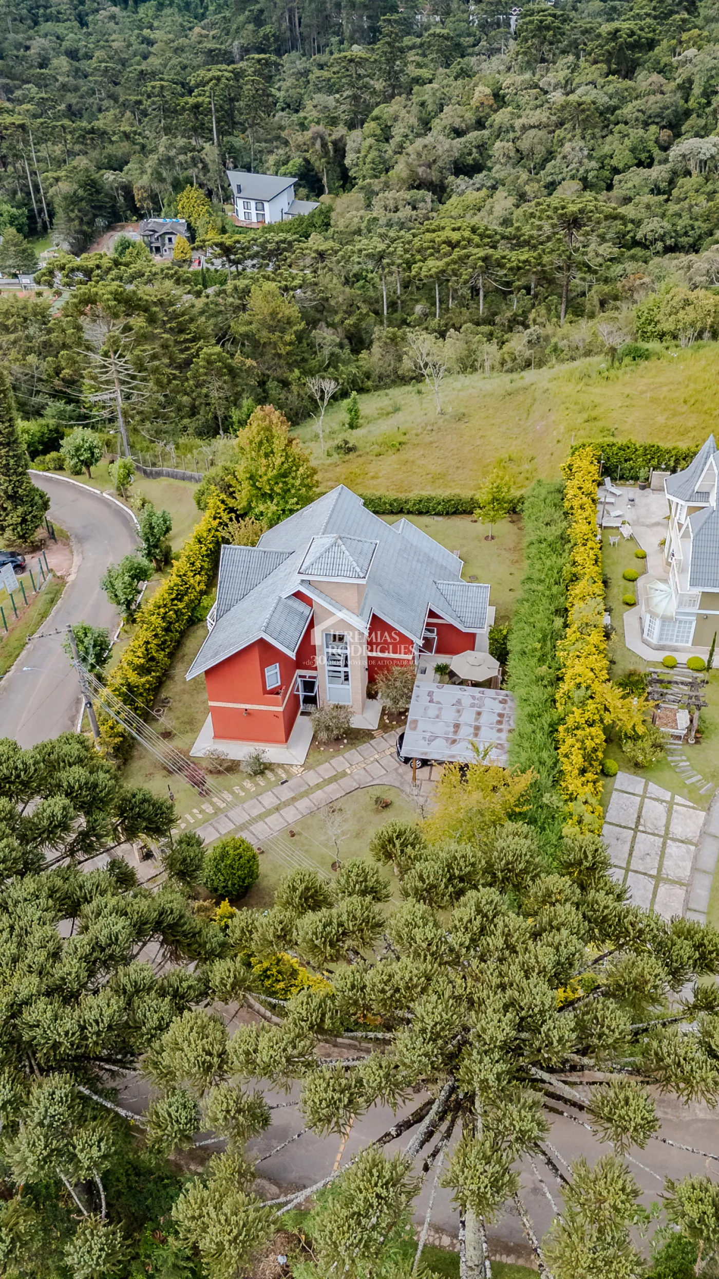 Casa assobradada à venda com 3 dormitórios no Condomínio Aldeia Austríaca em Campos do Jordão/SP.