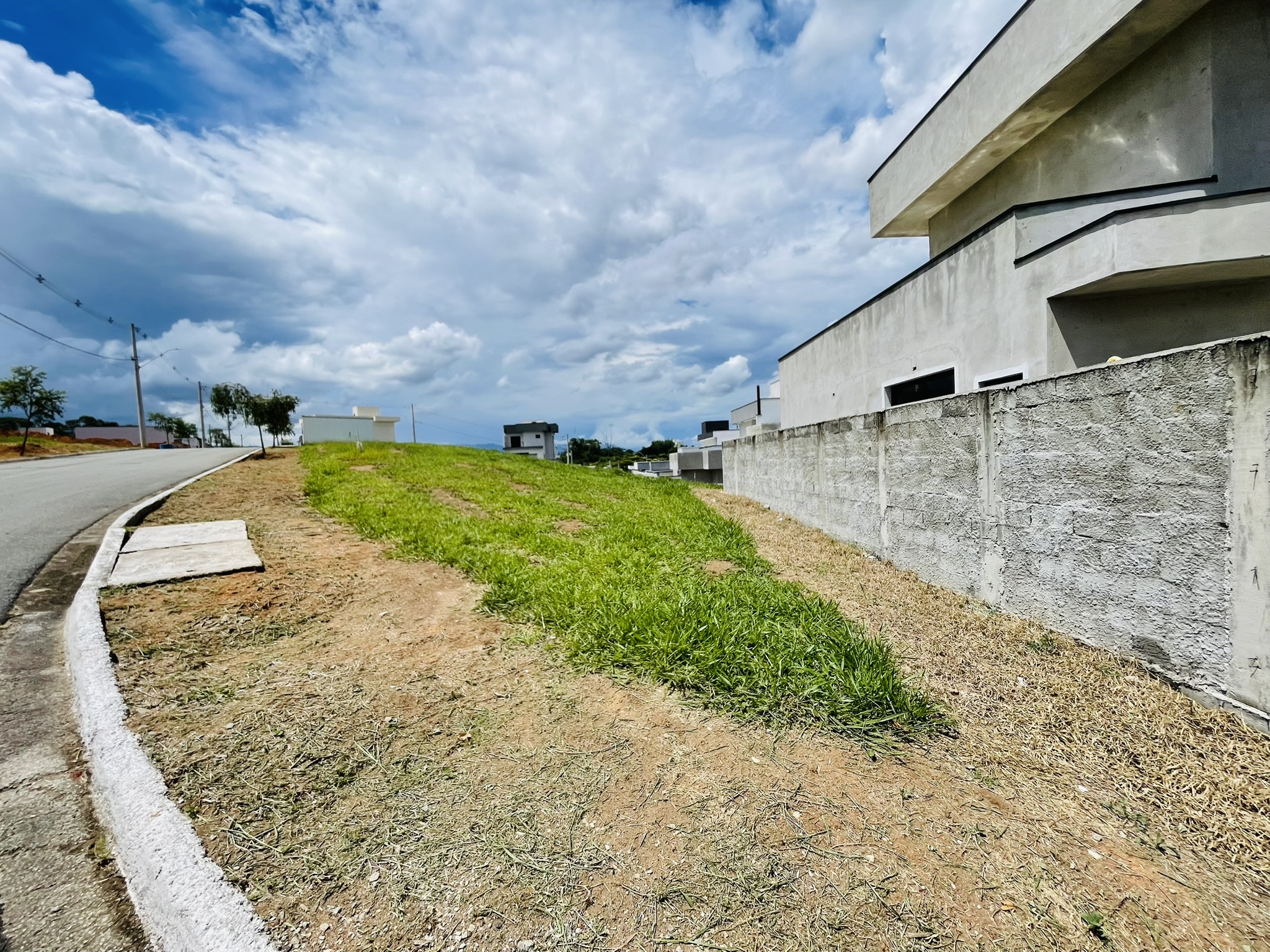 Terreno à venda com 278 m² no Condomínio Bosque do Imperador em Pindamonhangaba/SP.