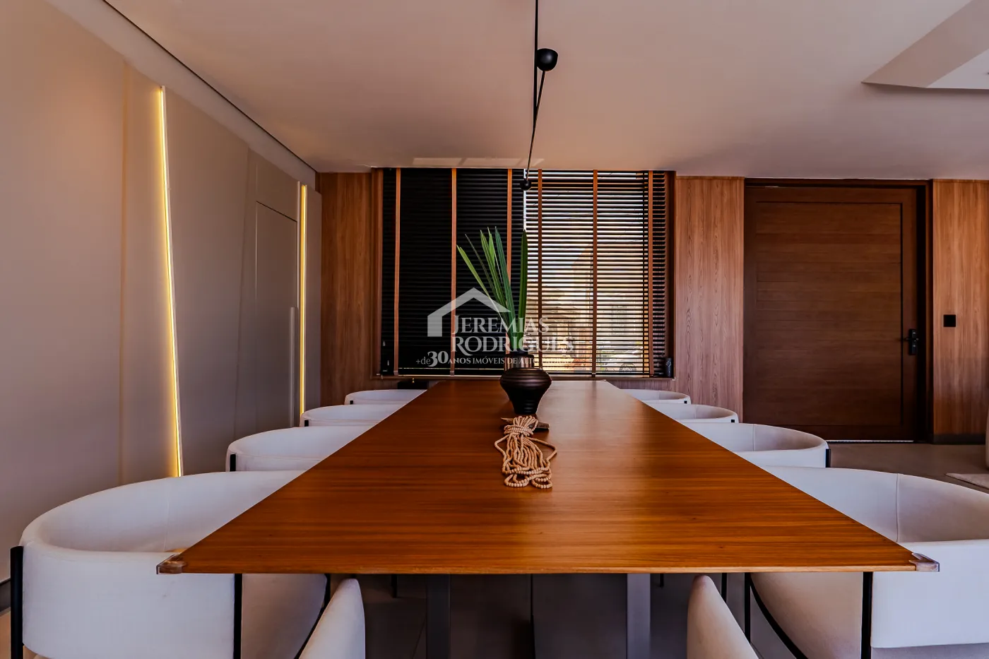 Casa à venda com 4 suítes no Condomínio Taubaté Village em Taubaté/SP.