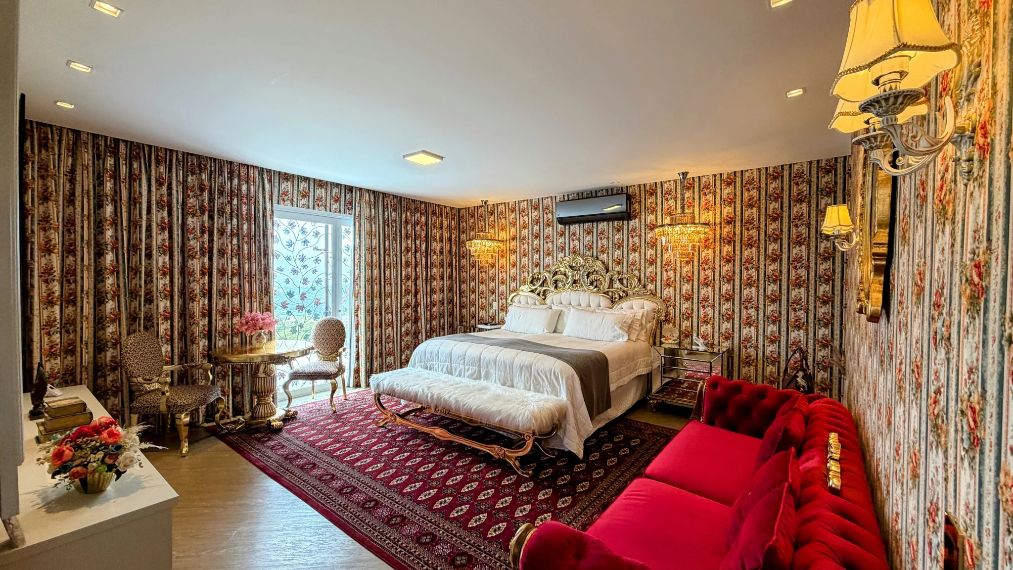 Casa à venda com 4 suítes no  Condomínio Iporanga em Campos do Jordão/SP. 