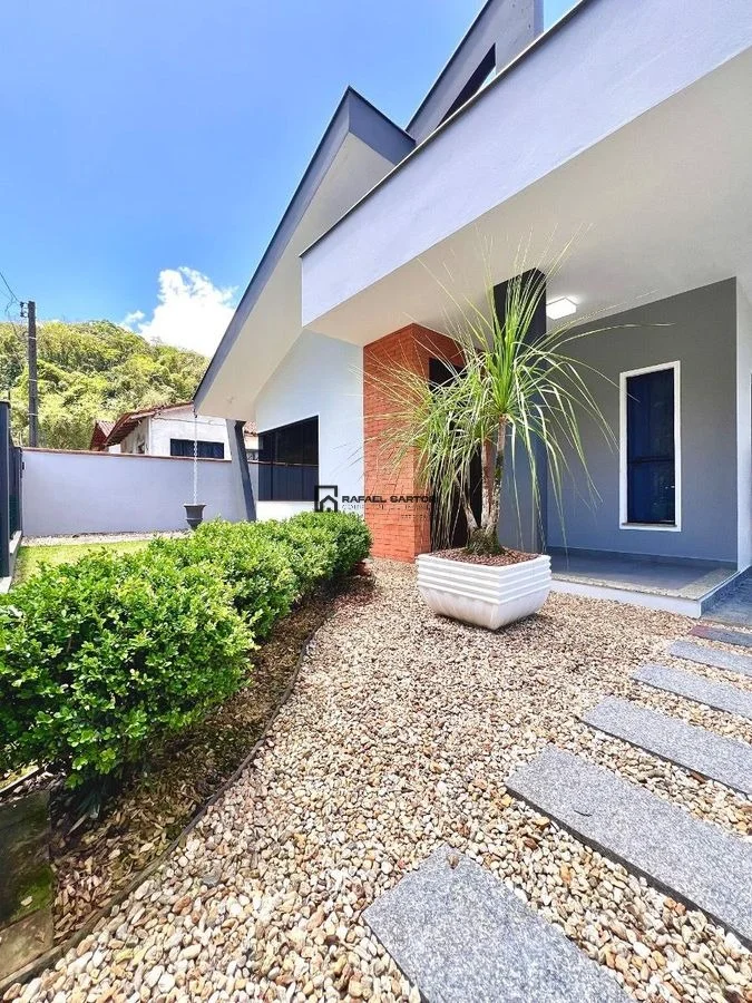CASA COM 03 QUARTOS NO INICIO DE GUARAMIRIM
