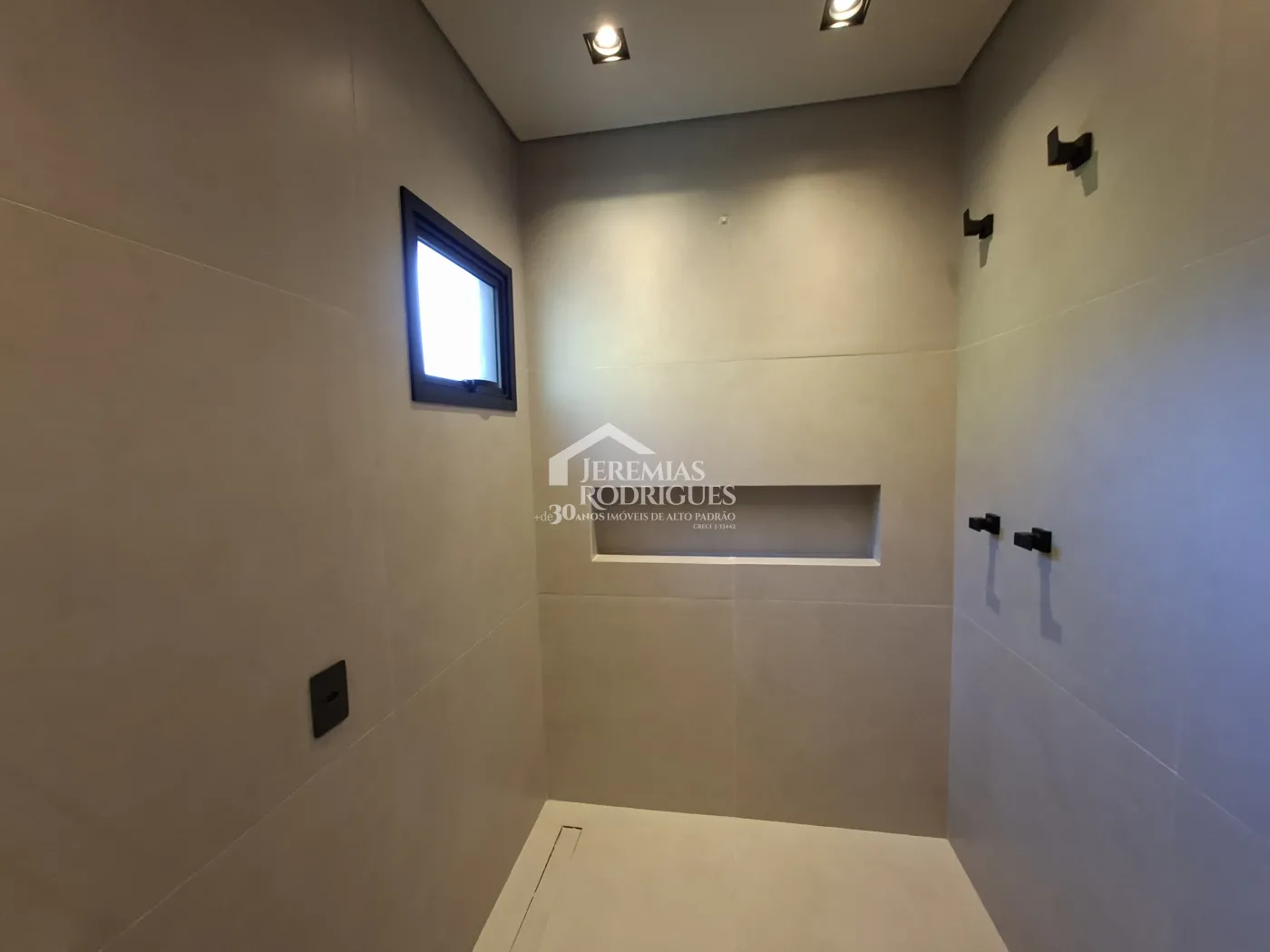 Casa à venda com 4 dormitórios, no Condomínio Parque da Mantiqueira em Santo Antônio do Pinhal/SP.