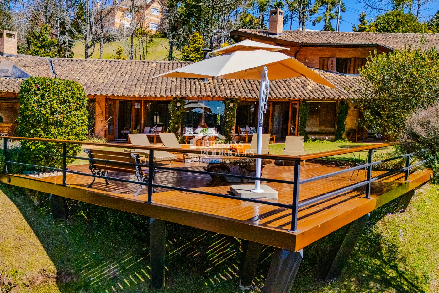 Mansão à venda com 7 suítes no Condomínio Vila Simonsen em Campos do Jordão/SP.