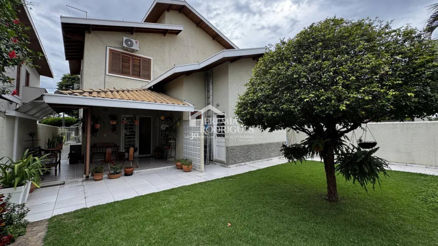 Casa assobradada à venda com 4 dormitórios no Condomínio Jardim das Hortênsias em Taubaté/SP.