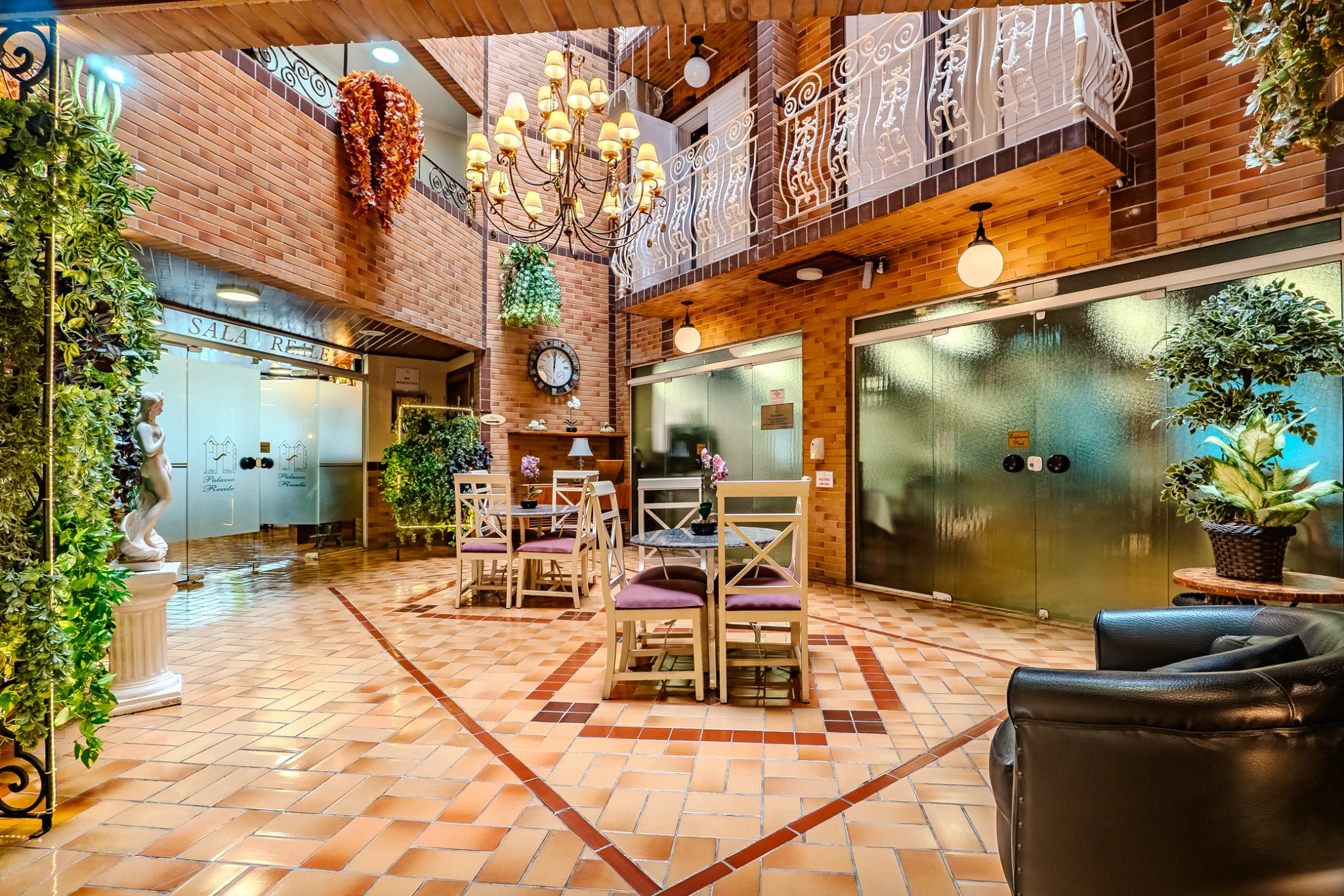 Hotel à venda com 53 apartamentos no Capivari em Campos do Jordão/SP. 