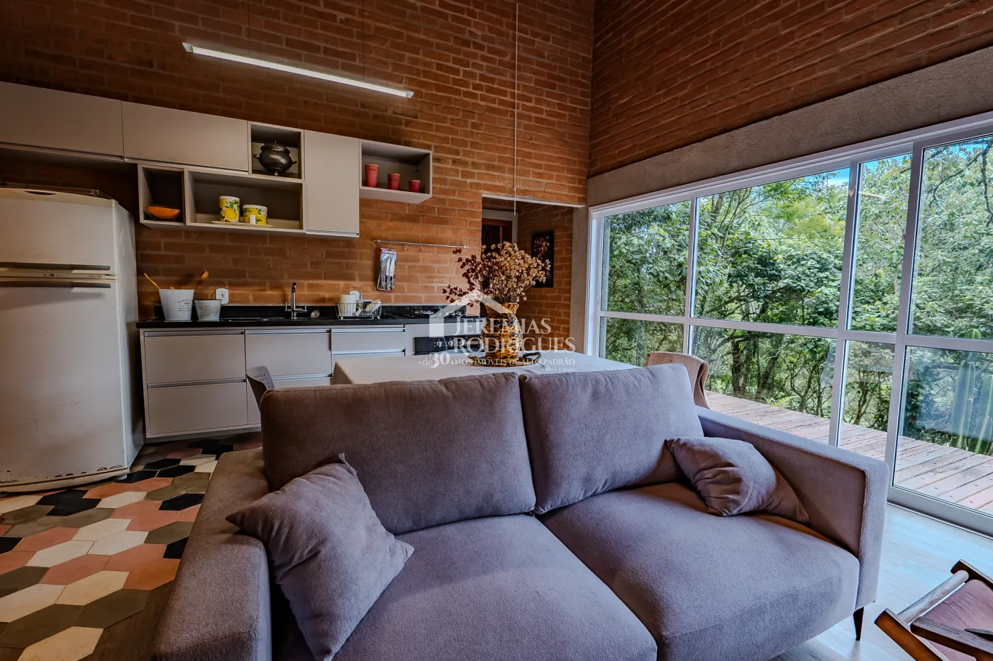 Casa assobradada à venda com 3 dormitórios no Condomínio Parque da Mantiqueira em Santo Antônio do Pinhal/SP.