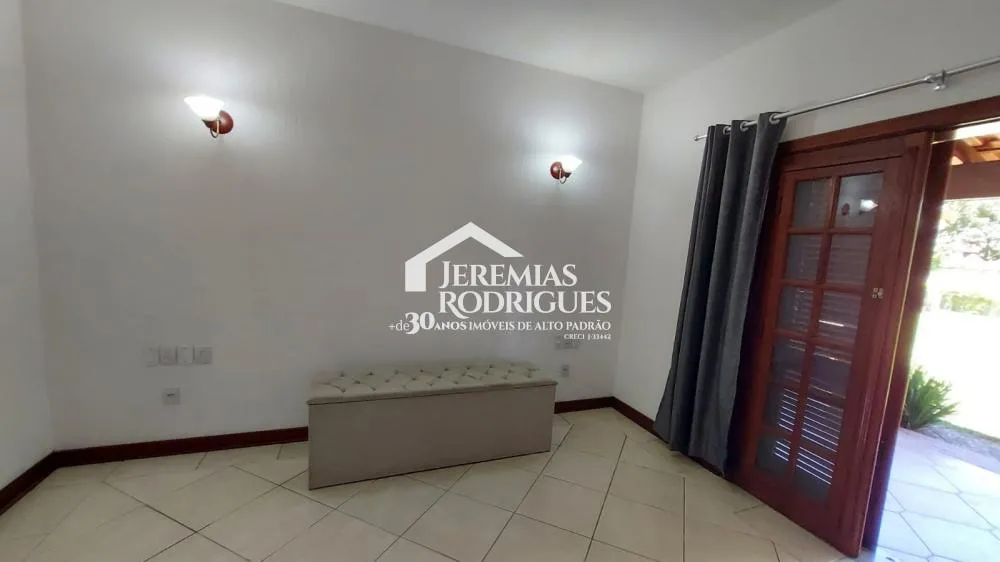 Casa térrea com 5 dorm - Condomínio Village Paineiras.