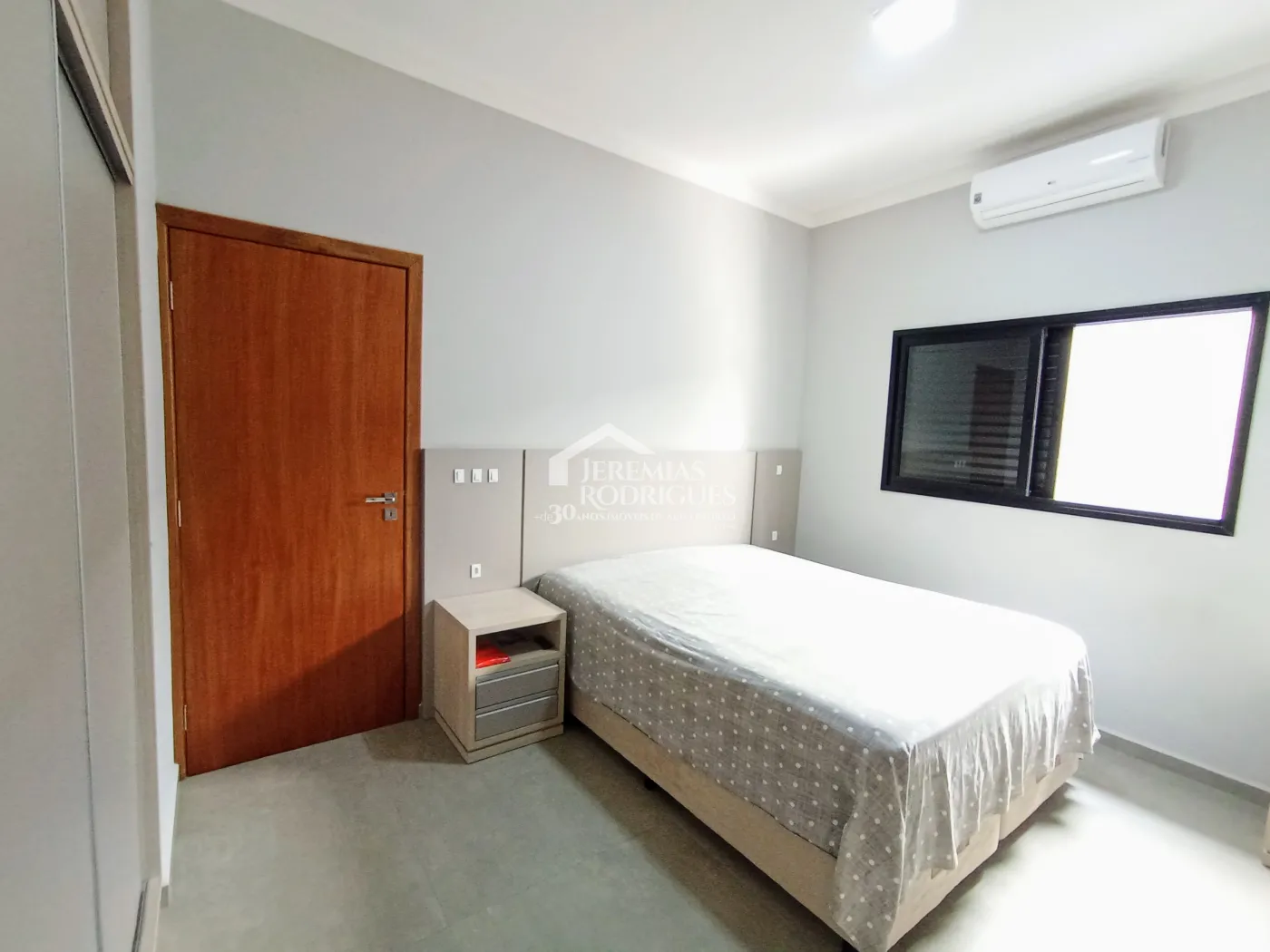 Casa à venda com 3 dormitórios no Condomínio Morada do Visconde em Tremembé/SP.