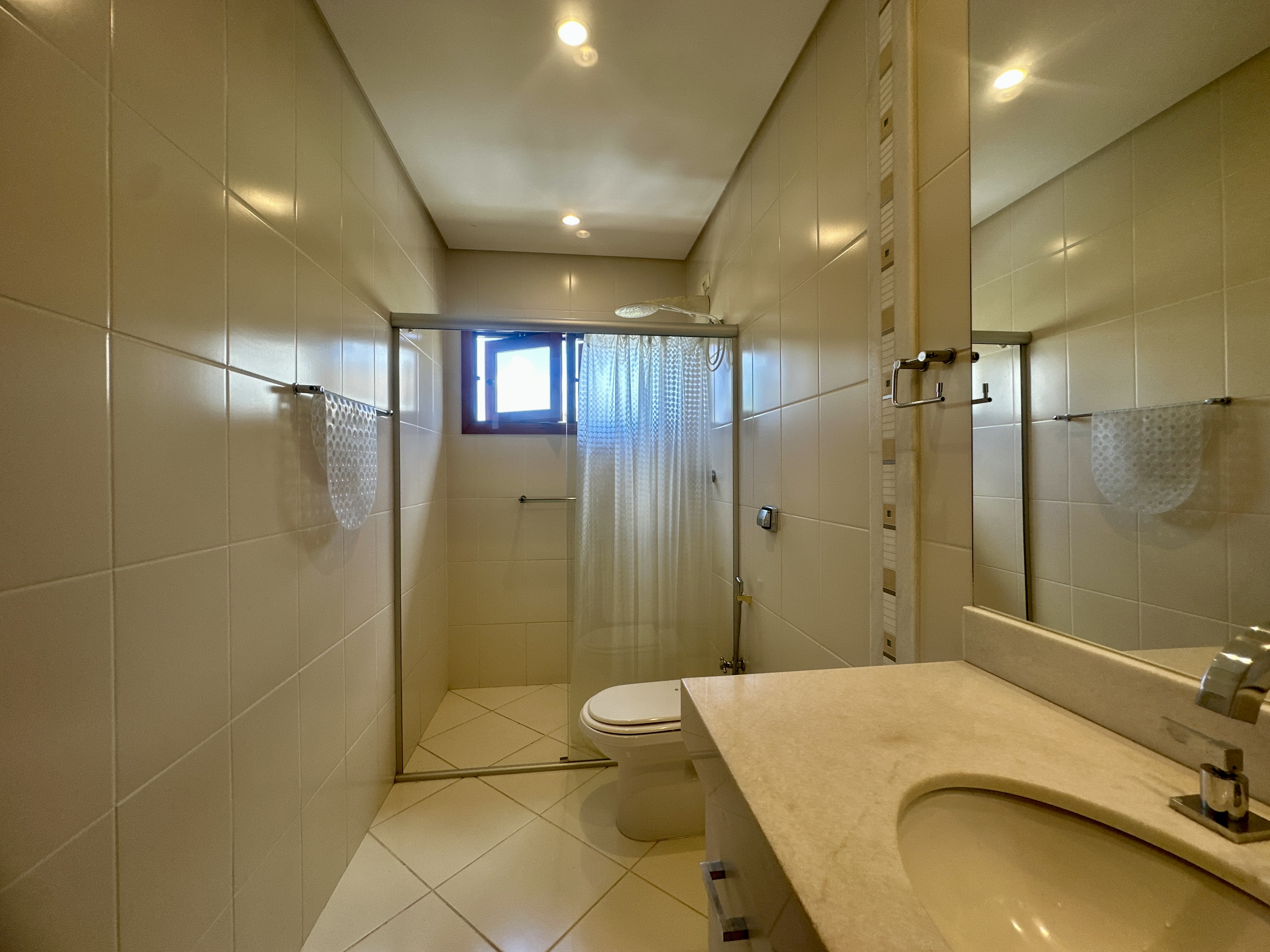 Casa para locação com 3 suítes no Condomínio Taubaté Village em Taubaté/SP. 