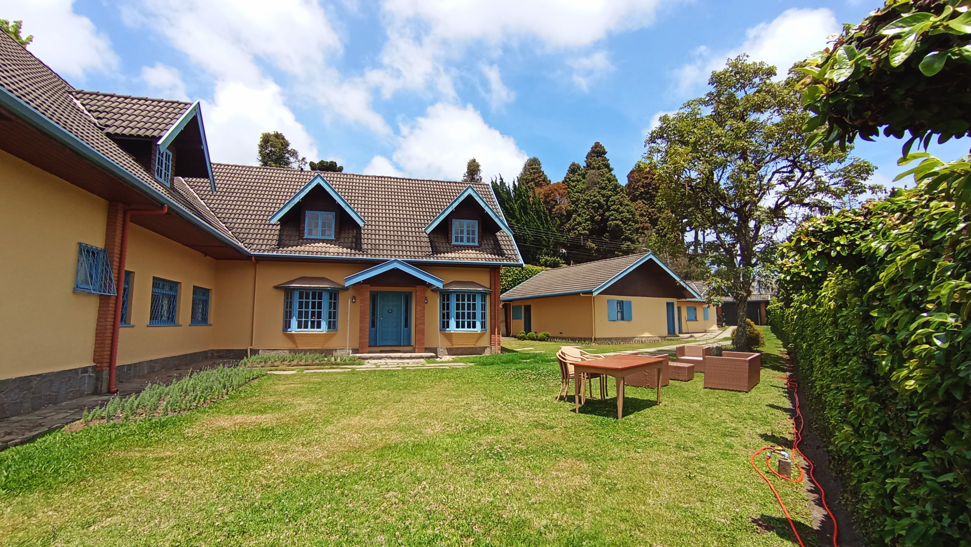 Casa à venda com 5 dormitórios no Capivari em Campos do Jordão/SP.