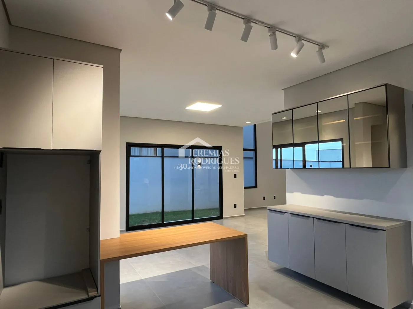 Casa assobradada à venda com 3 suítes no Condomínio Cyrela Landscape em Taubaté/SP.