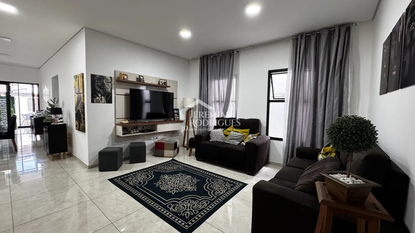 Casa à venda com 3 suítes no Condomínio Reserva dos Lagos em Pindamonhangaba/SP.