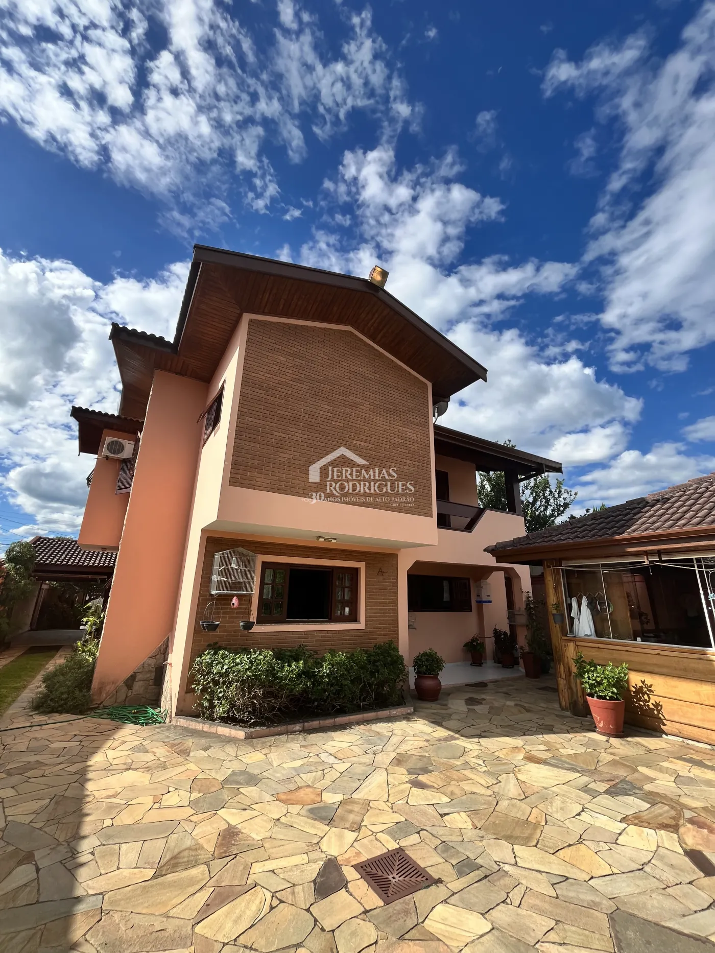 Sobrado com 3 dormitórios, 825 m2 - Residencial Doutor Lessa em Pindamonhangaba/SP