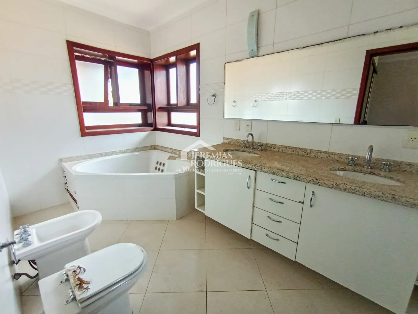 Casa à venda e locação com 4 suítes no Condomínio Colonial Village I em Pindamonhangaba/SP.