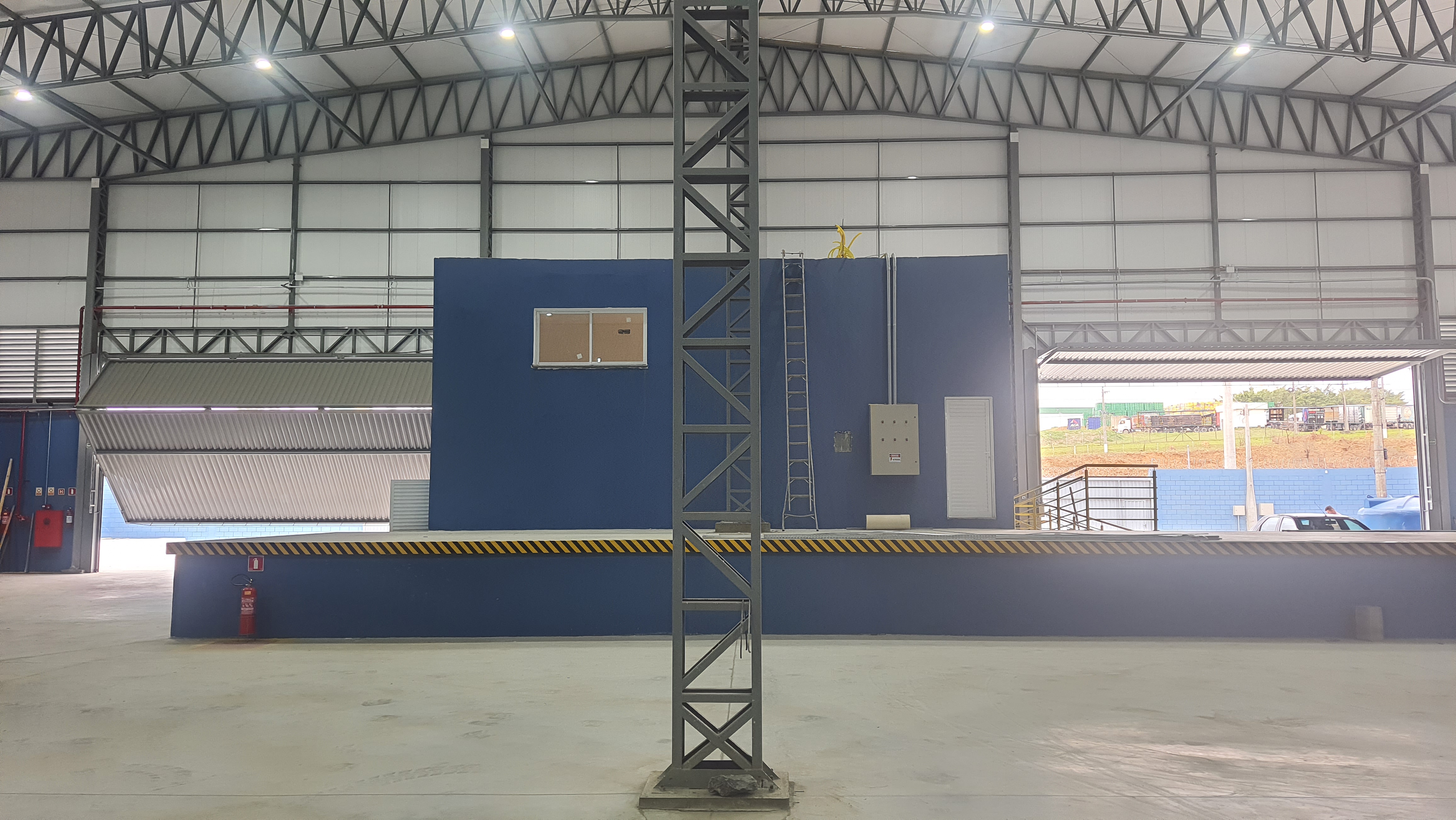 Galpão para locação com 3.900 m² no bairro Santa Luzia, na rodovia pres. Dutra em Caçapava/SP.  