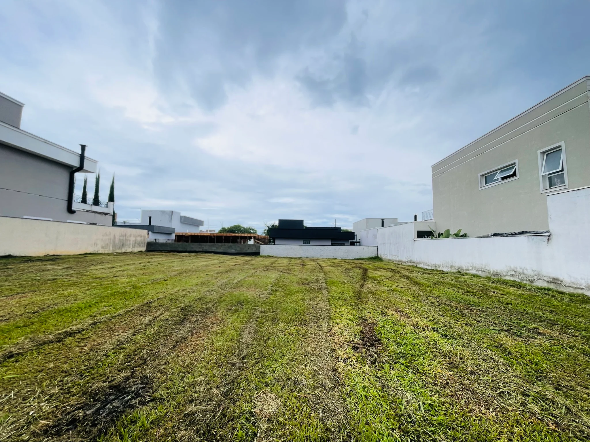 Terreno à venda com 300 m² no Condomínio Ouro Ville em Taubaté/SP. 