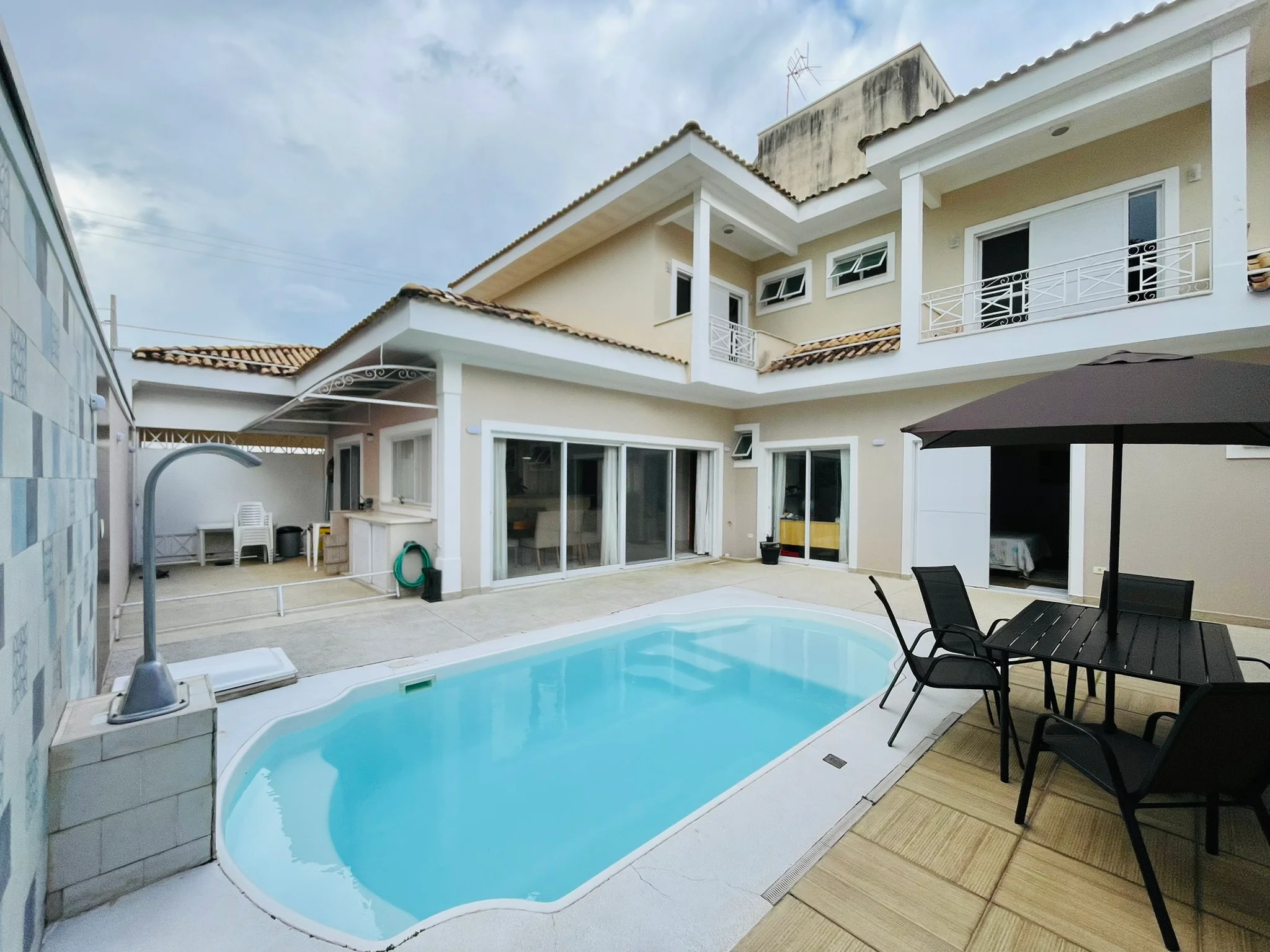 Casa à venda com 4 dormitórios no Condomínio Jardim Oásis em Taubaté/SP. 