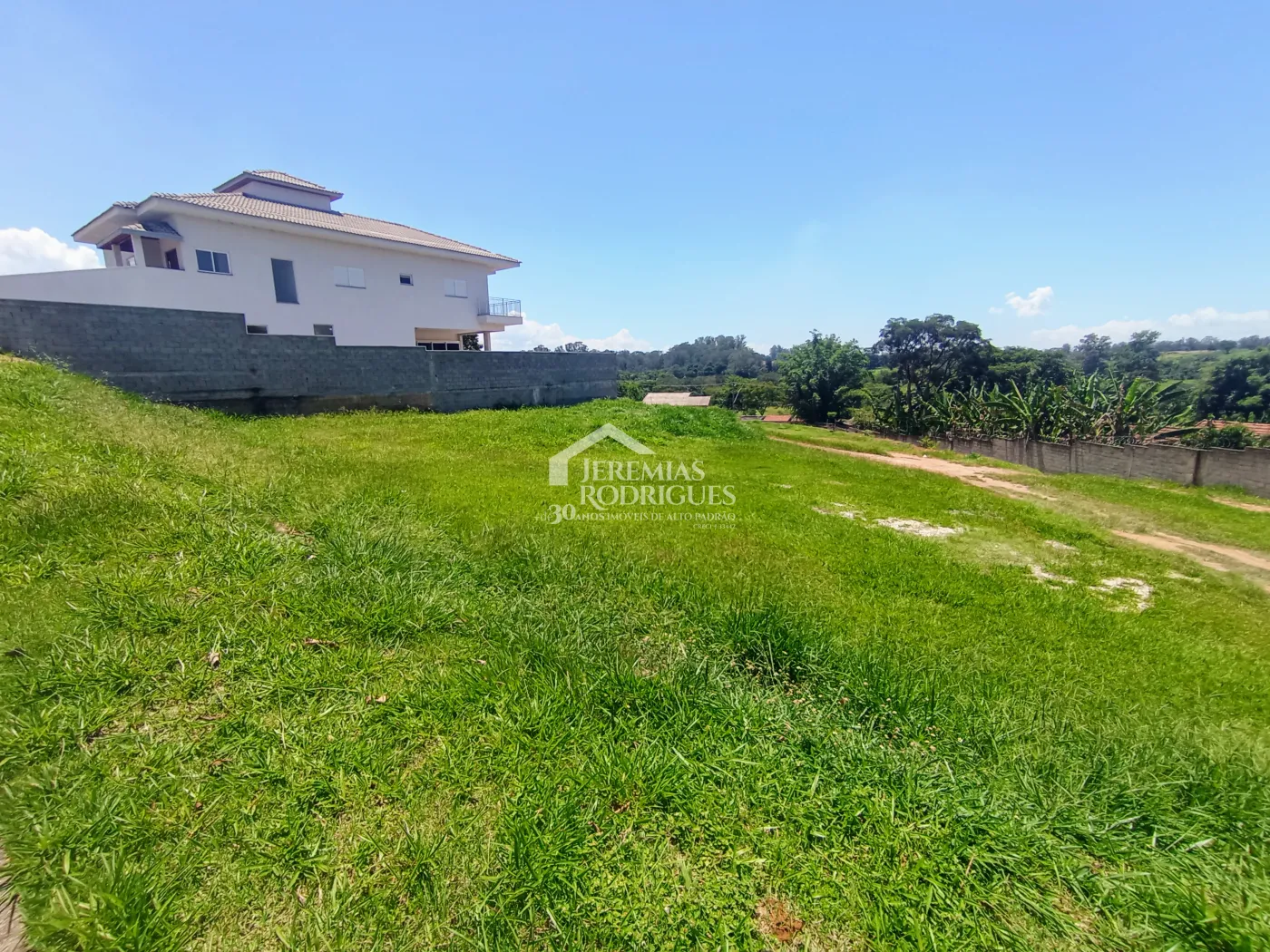 Terreno à venda com 412 m² no Condomínio Reserva dos Lagos em Pindamonhangaba/SP.