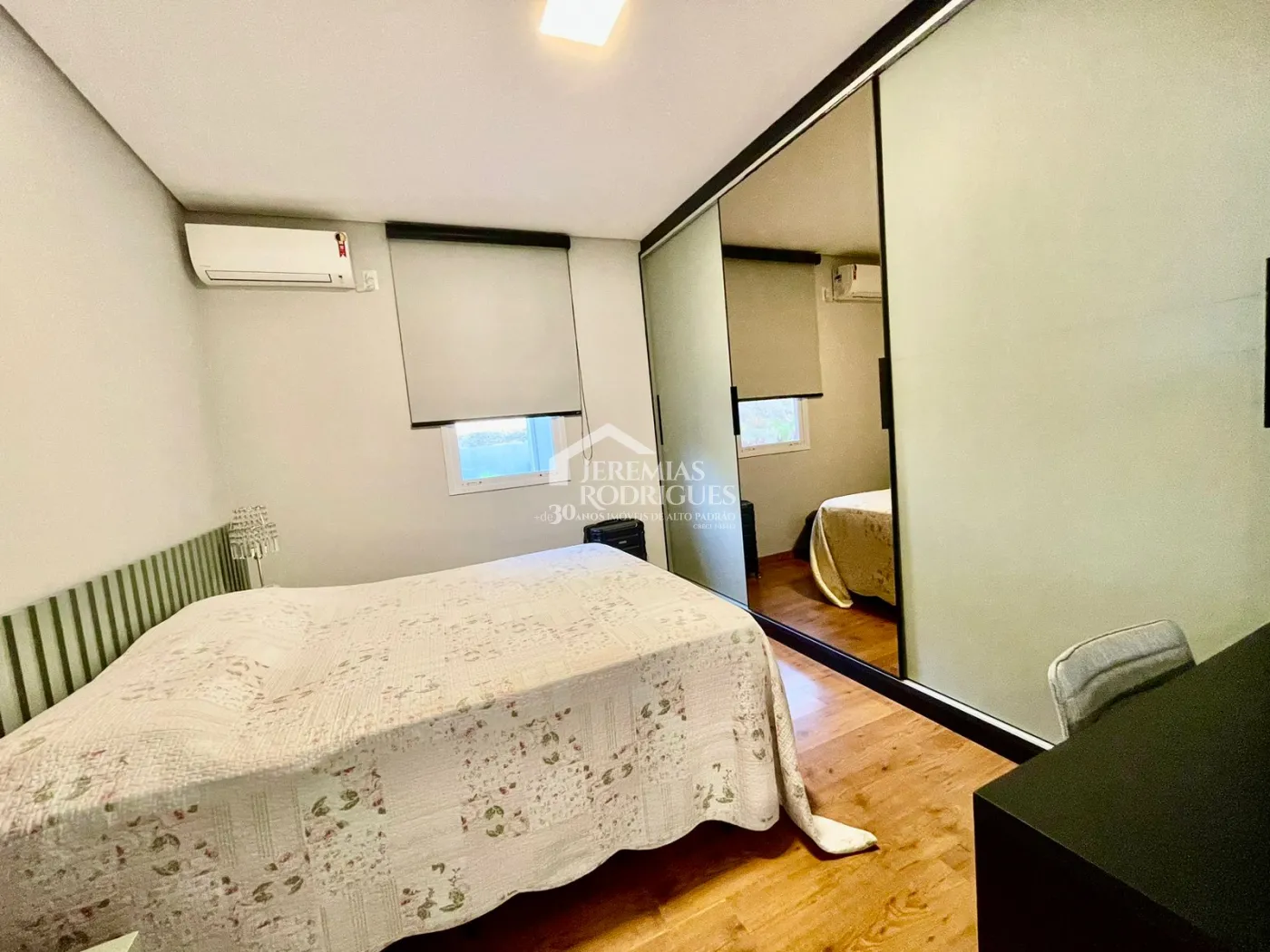 Casa à venda com 3 dormitórios no Condomínio Village da Serra em Tremembé/SP.