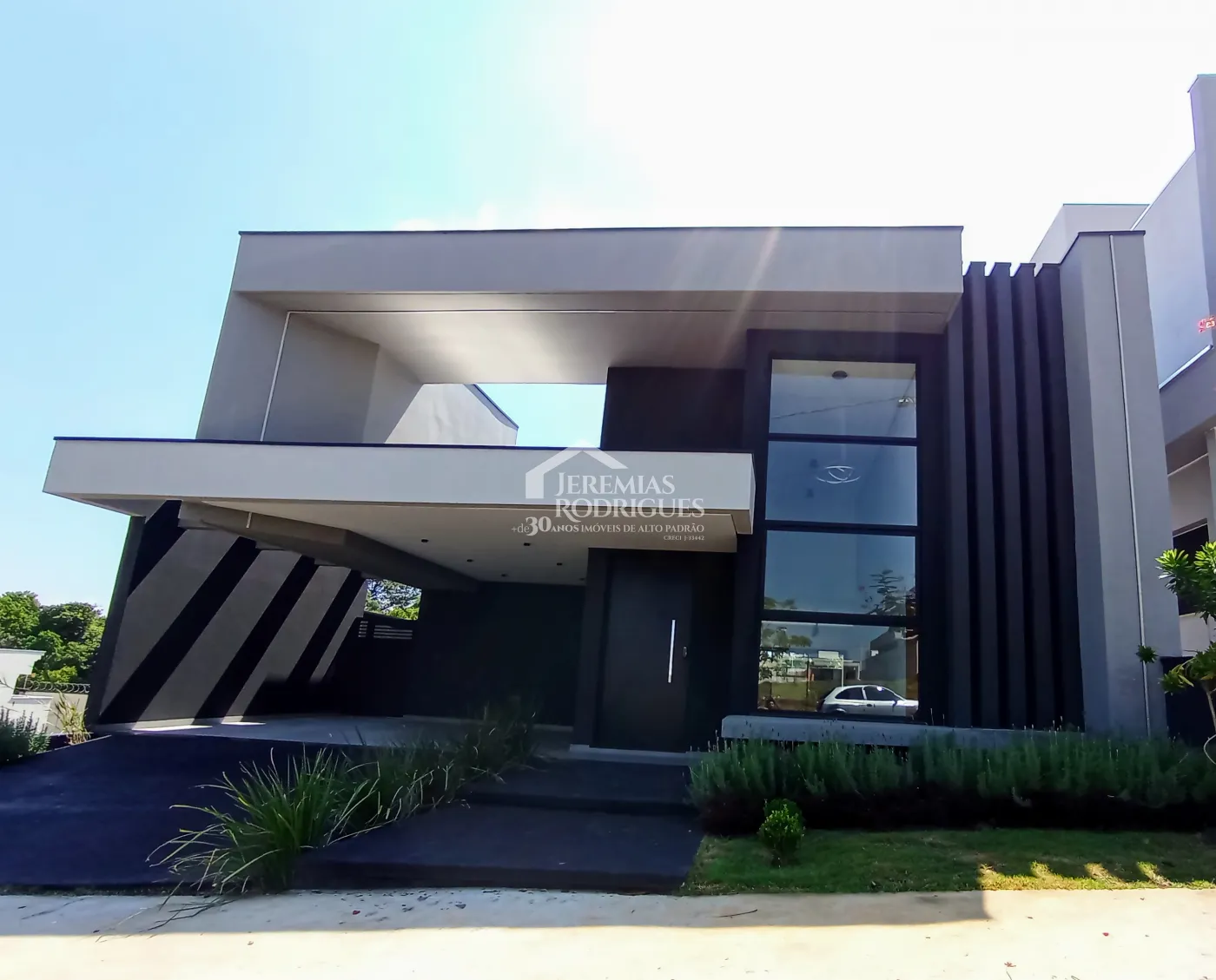 Casa à venda com 3 suítes no Condomínio Quinta das Palmeiras em Taubaté/SP.