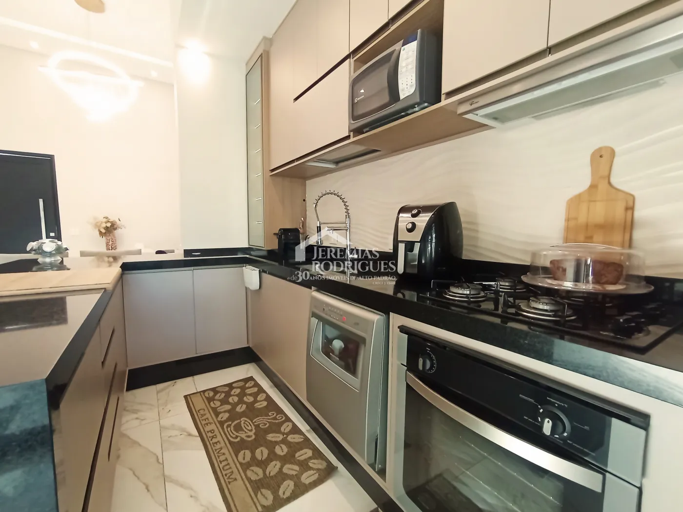 Casa à venda com 3 dormitórios no Condomínio Terras do Vale em Caçapava/SP.