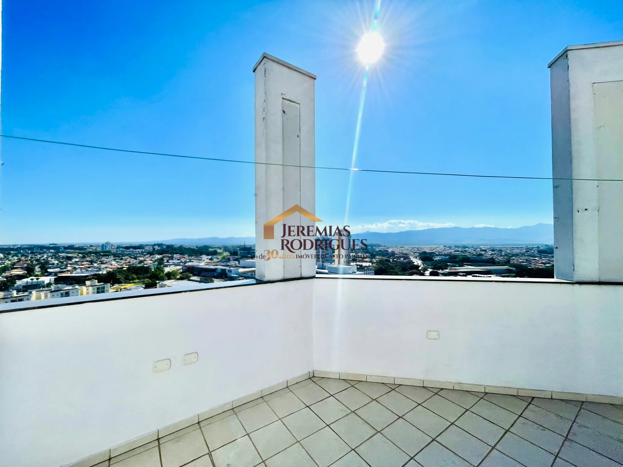 Cobertura Duplex semimobiliada para locação no Edifício Village Towers em Taubaté/SP.