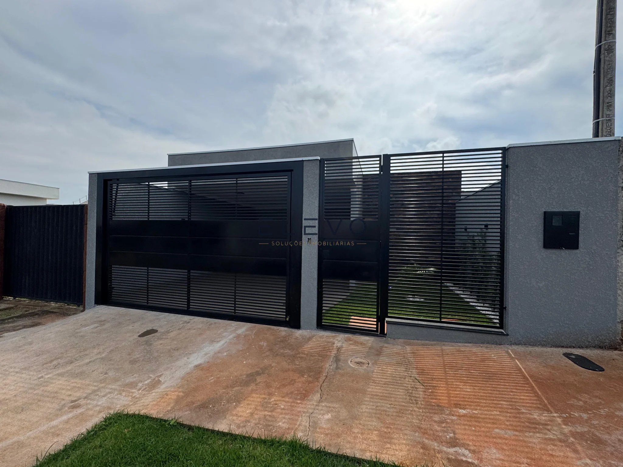 Casa à Venda no Jardim Munique em Maringá | 132m², 3 Quartos, Suíte, Churrasqueira e Espaço para Piscina