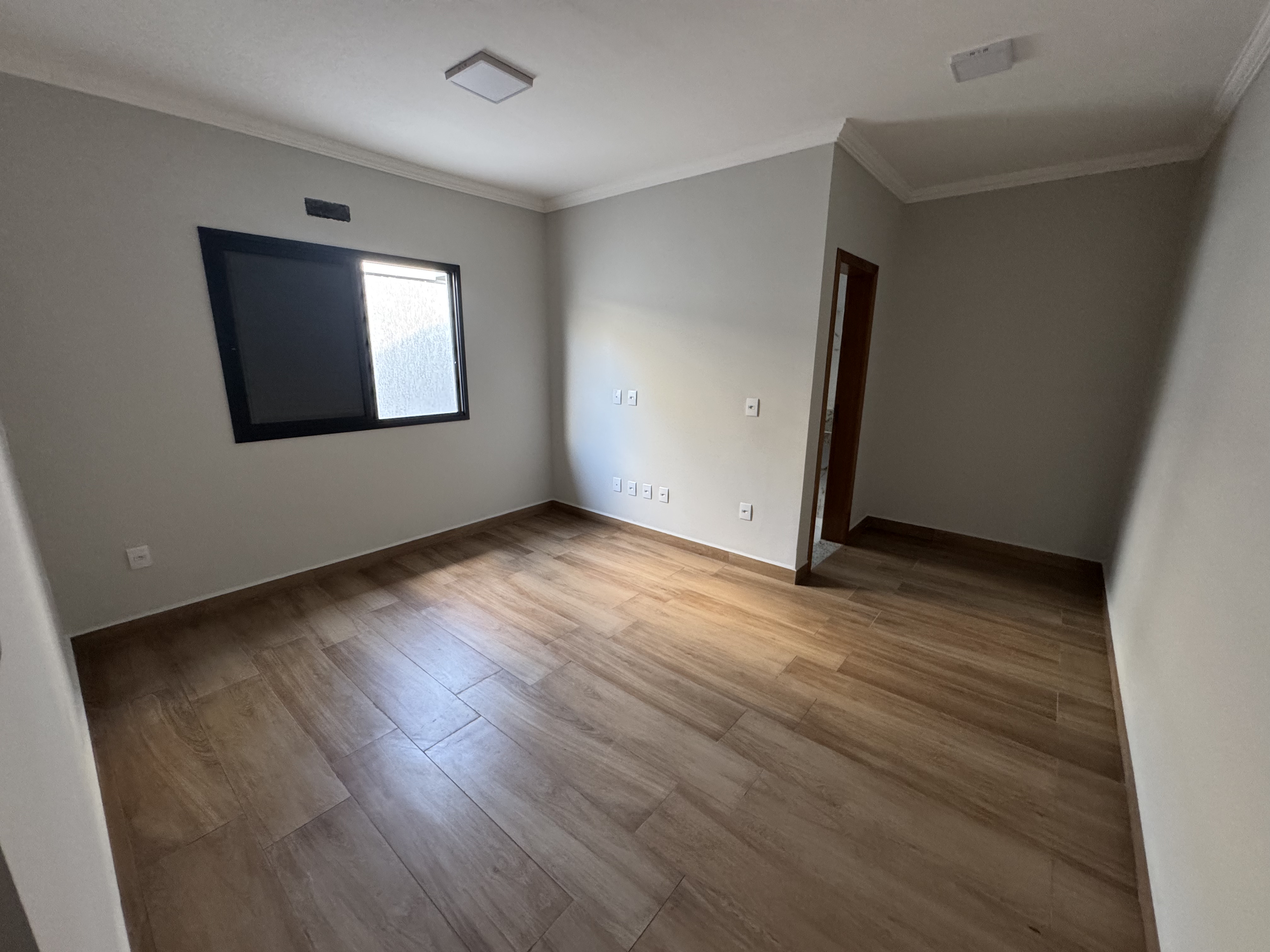 Casa à venda com 3 dormitórios no Condomínio Laguna em Pindamonhangaba/SP.