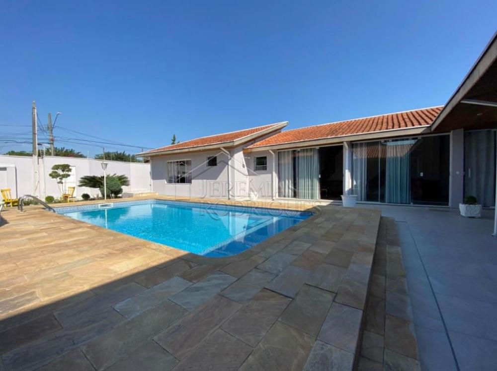 Casa à venda com 2 suítes no bairro do Bonfim em Taubaté/SP.