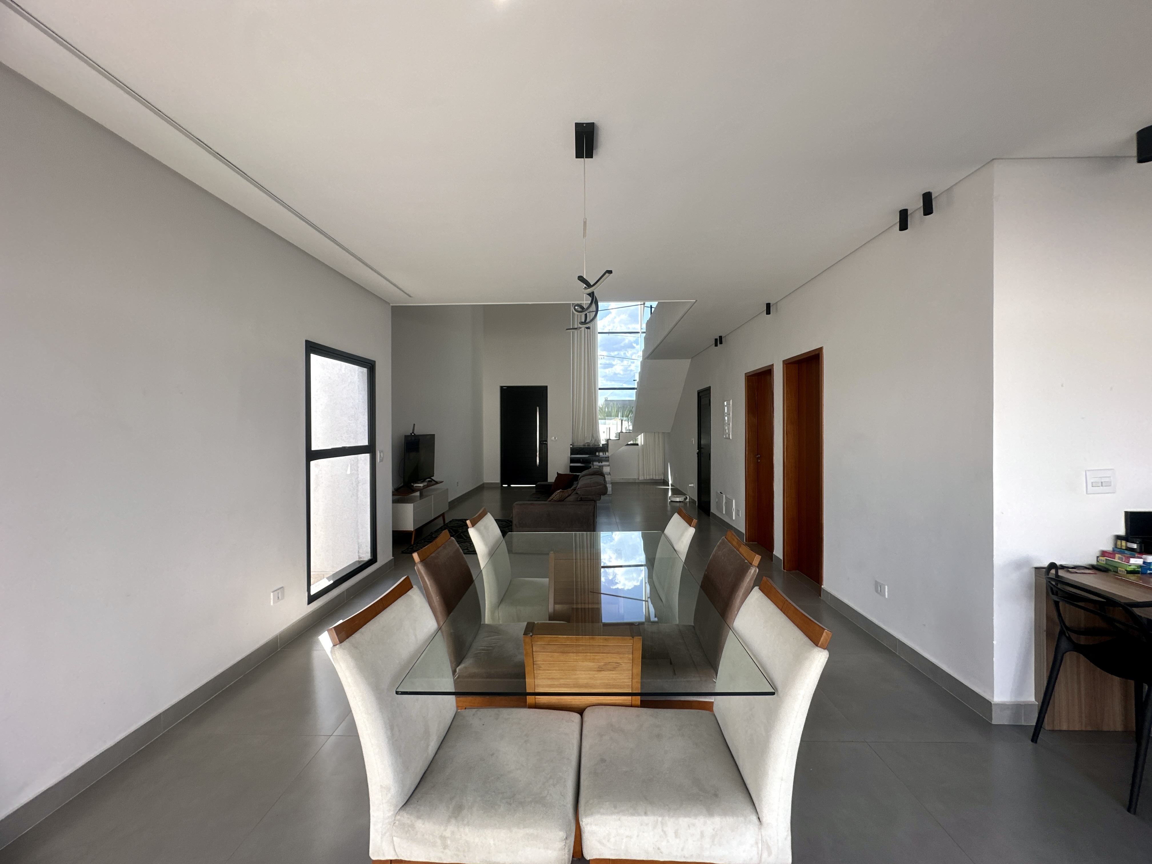 Casa à venda com 4 dormitórios no Condomínio Bella Vitta em Caçapava/SP.