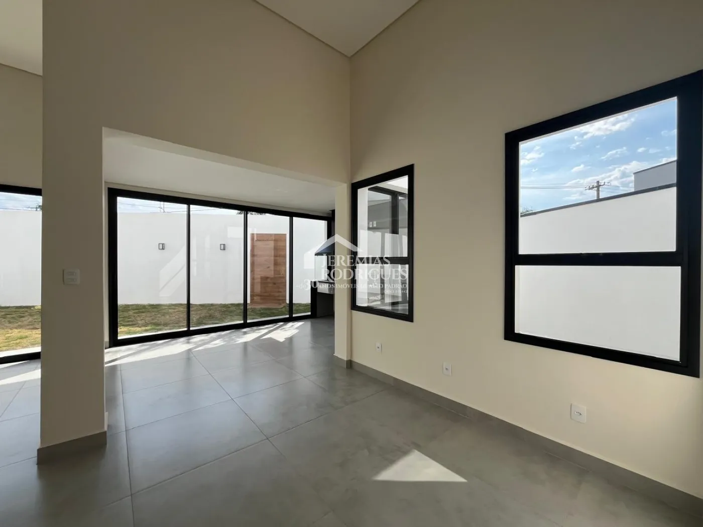 Casa com 3 dormitórios, 199 m² - Condomínio Parque das Araucárias - Tremembé/SP.