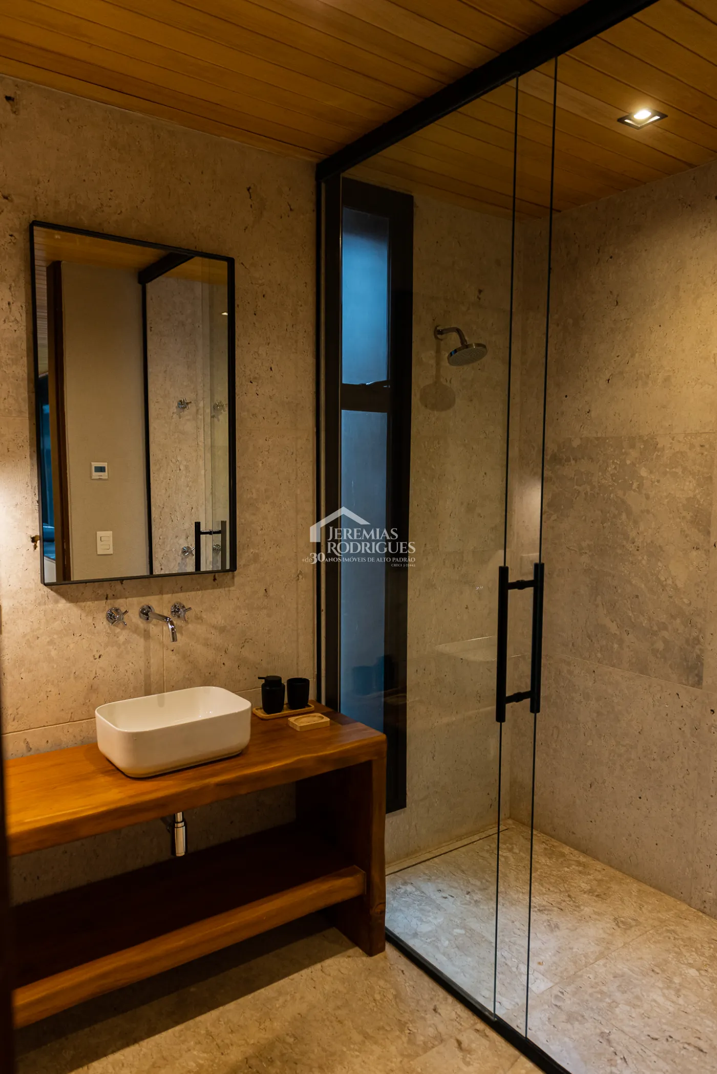 Casa com 5 quartos, 560 m²- Colinas Capivari - Campos do Jordão/SP