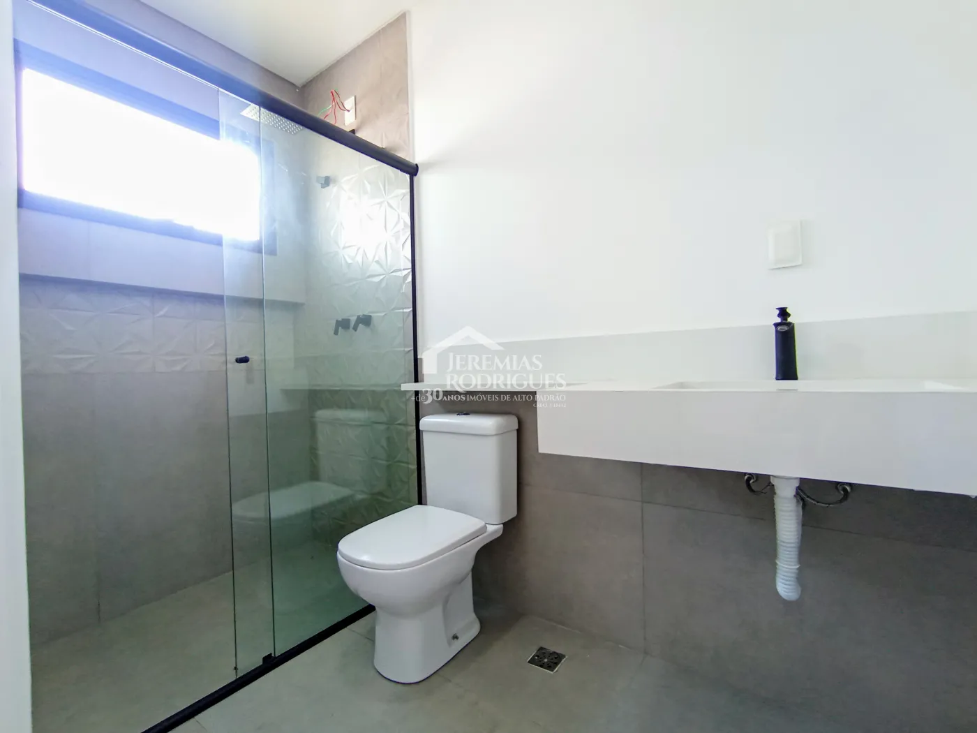 Casa assobradada à venda com 3 suítes no Condomínio Cyrela Landscape em Taubaté/SP.