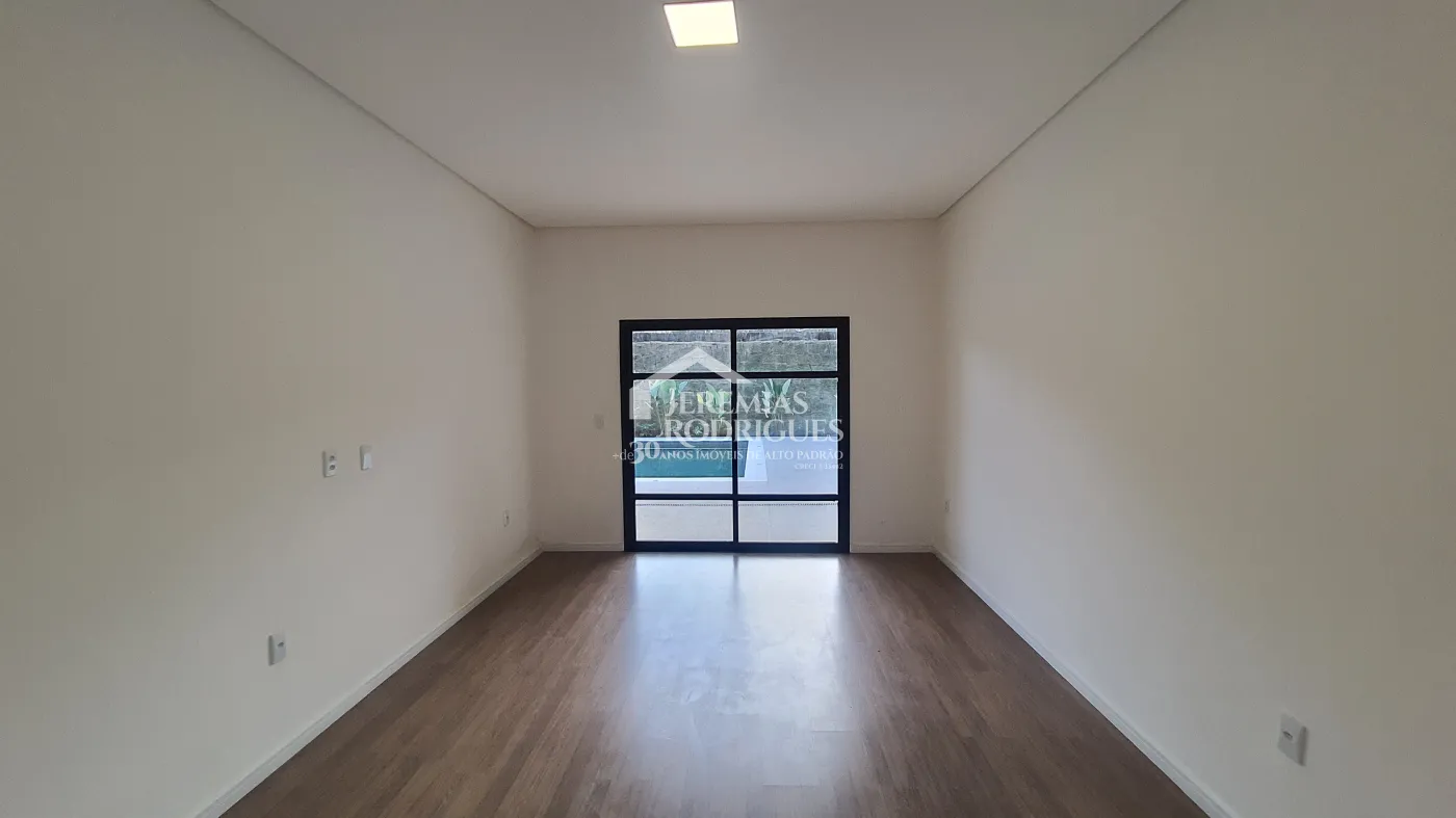 Casa à venda com 3 suítes no Condomínio Chácaras Cataguá em Taubaté/SP.