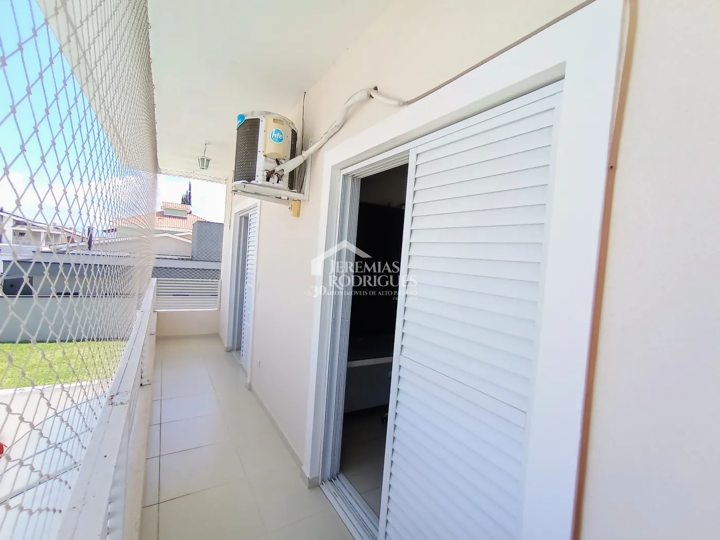 Casa assobradada com 3 suítes - Condomínio Jardim Oásis - Taubaté/SP.
