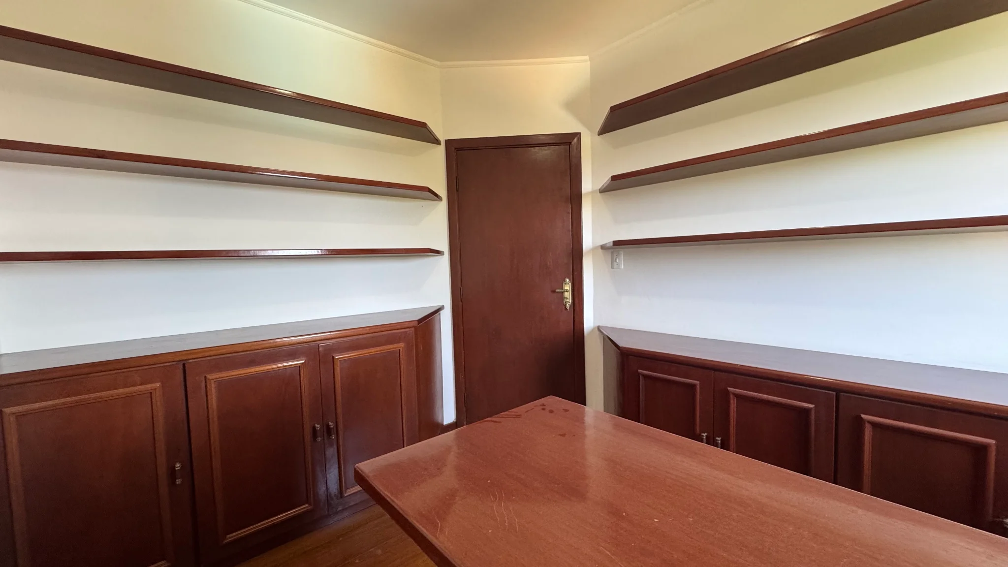 Apartamento para venda e locação no Edifício Serra da Mantiqueira em Pindamonhangaba/SP. 