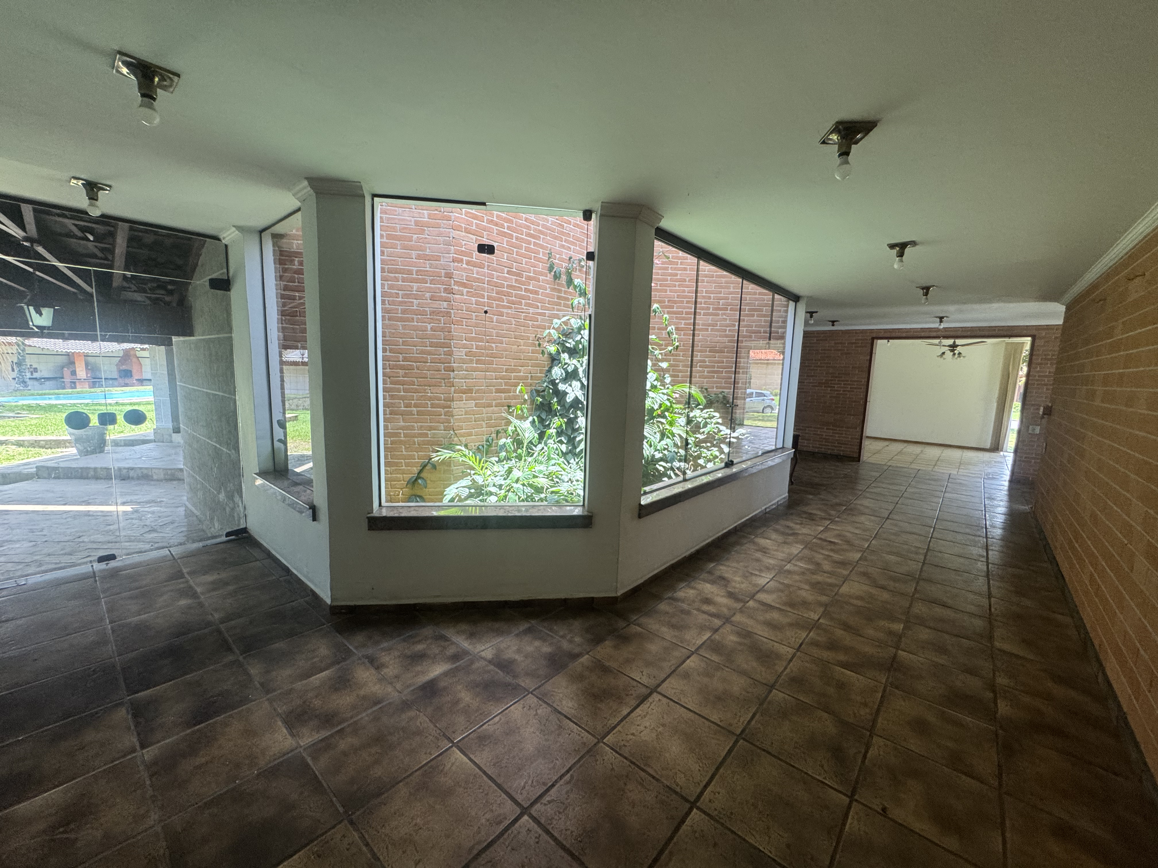 Casa à venda com 5 dormitórios no Condomínio Village Paineiras em Pindamonhangaba/SP.