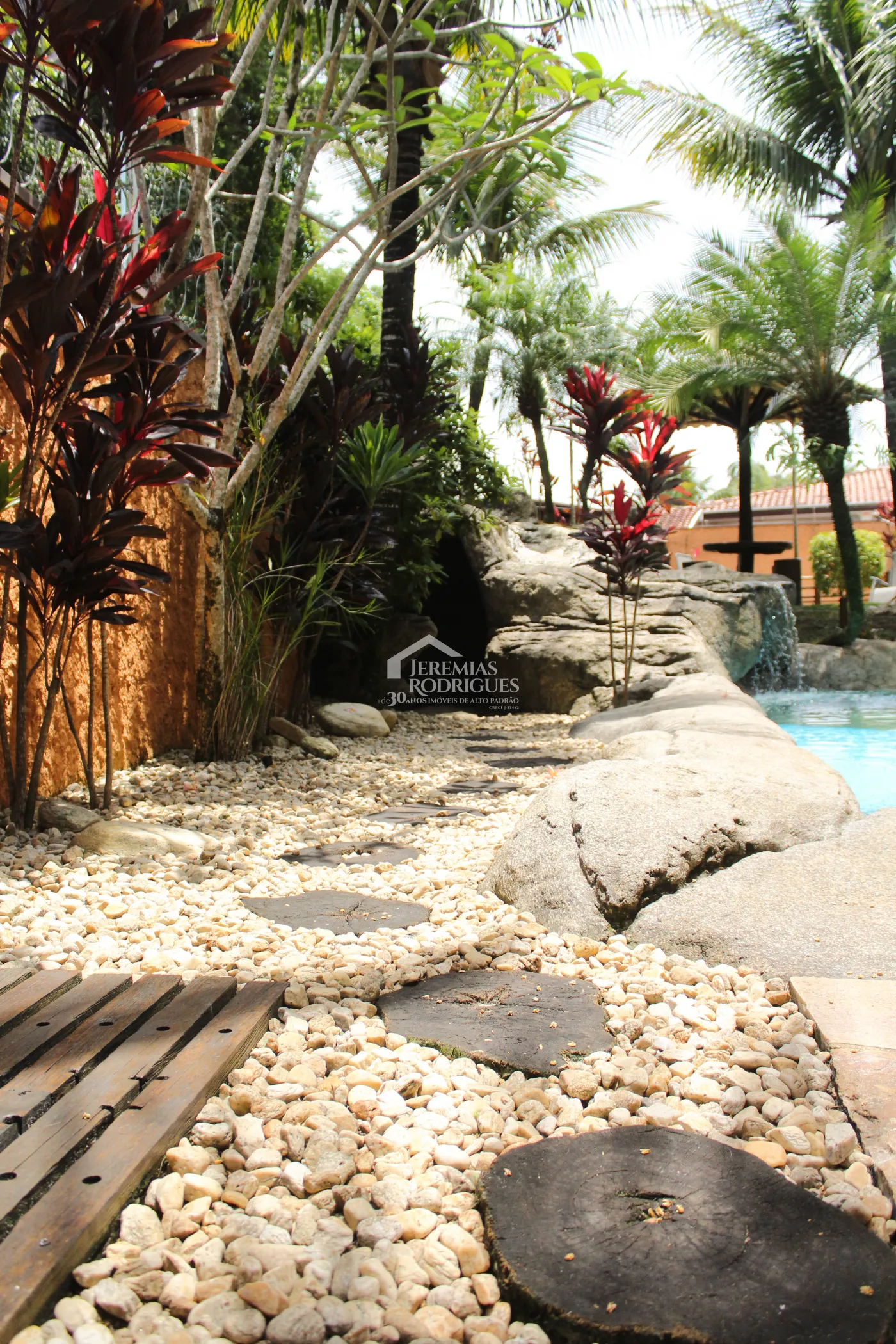 Casa para venda e locação com 5 dormitórios no Condomínio Taubaté Village em Taubaté/SP.