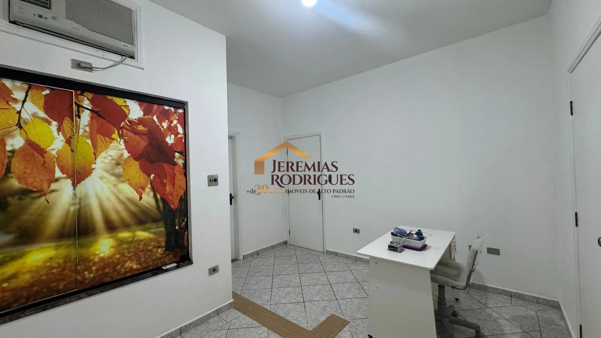 Sala comercial para locação no Centro em Pindamonhangaba/SP. — foto 1