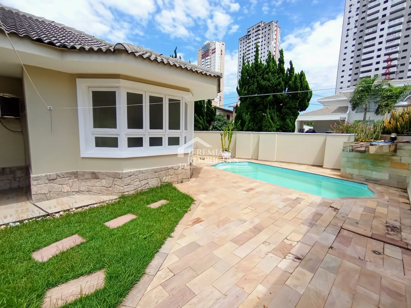 Casa para locação com 4 dormitórios no Condomínio Taubaté Village em Taubaté/SP.