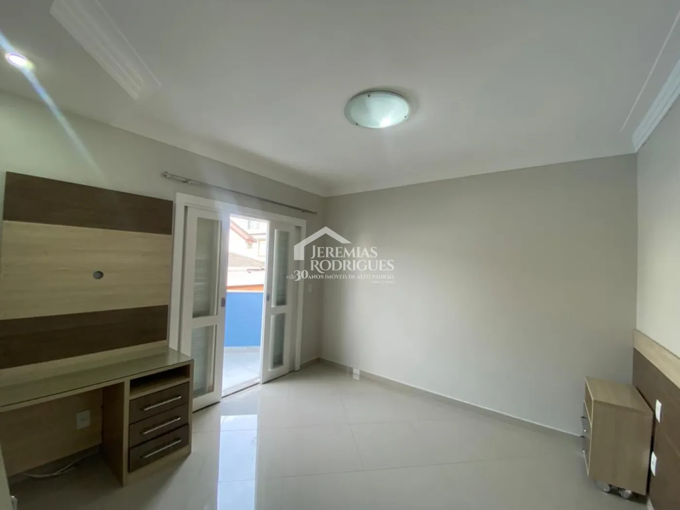 Casa à venda com 4 suítes no Condomínio Taubaté Village em Taubaté/SP. 